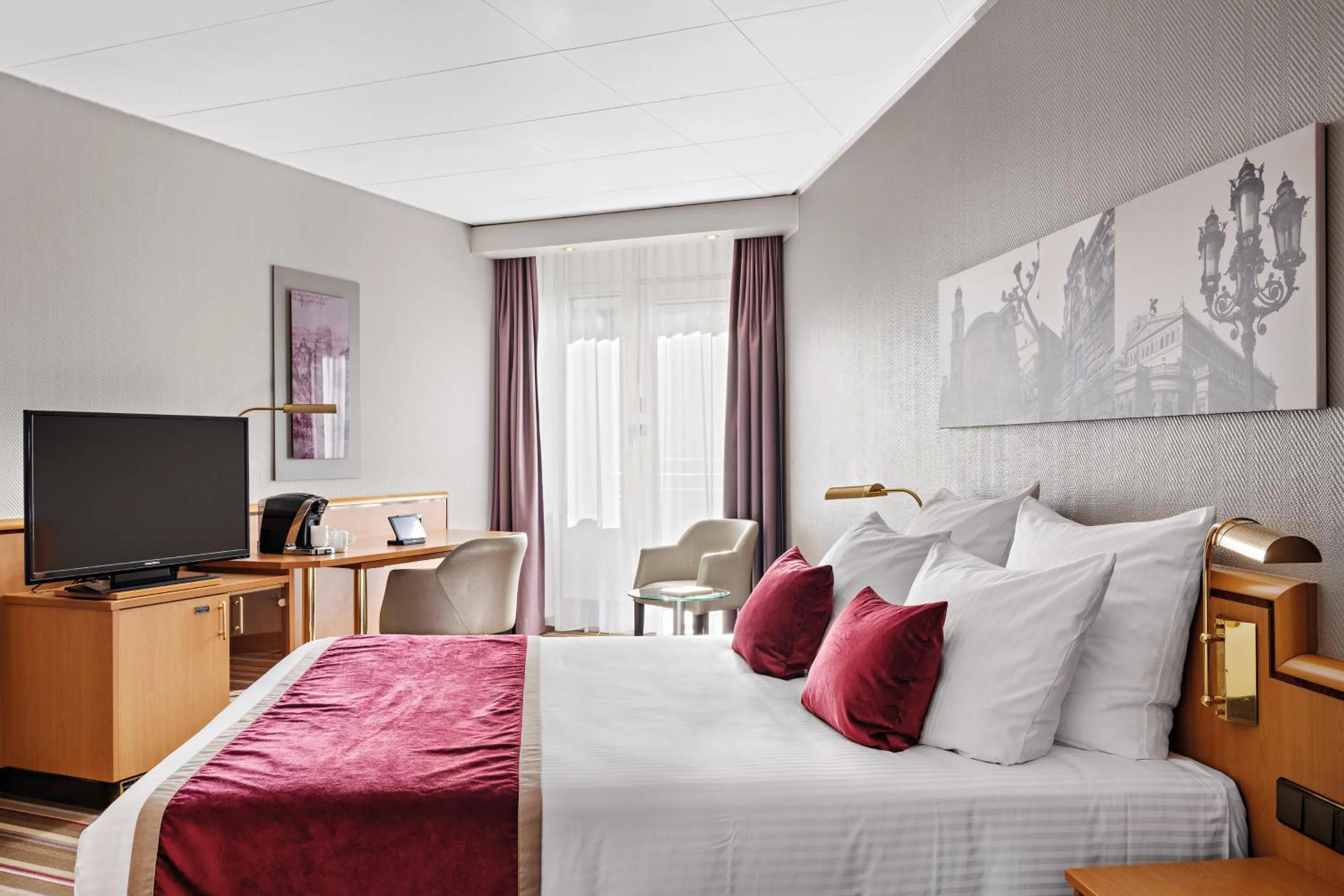 Photo of the whole room, Bed in Leonardo Royal Hotel Frankfurt