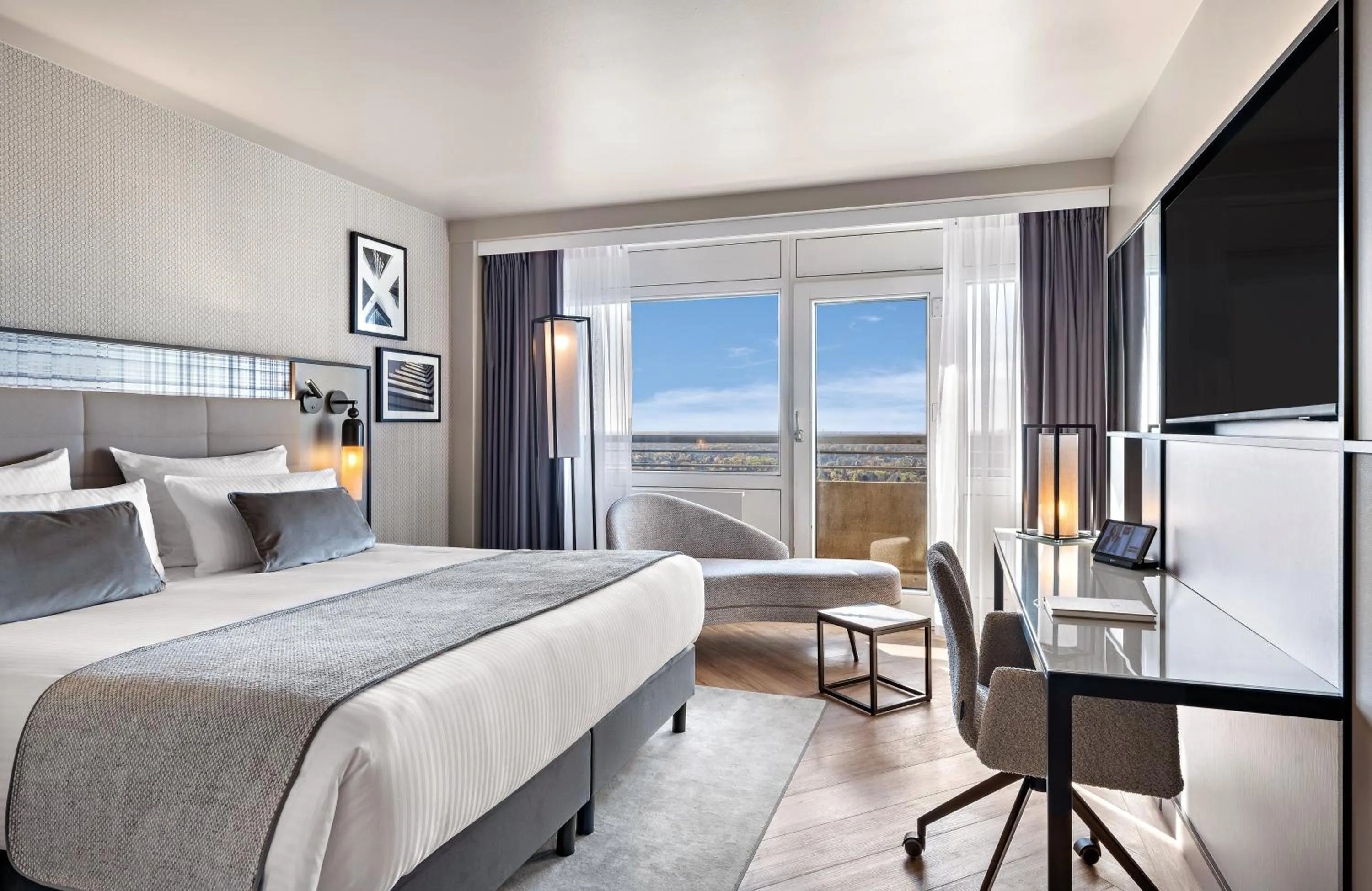 Photo of the whole room, Bed in Leonardo Royal Hotel Frankfurt