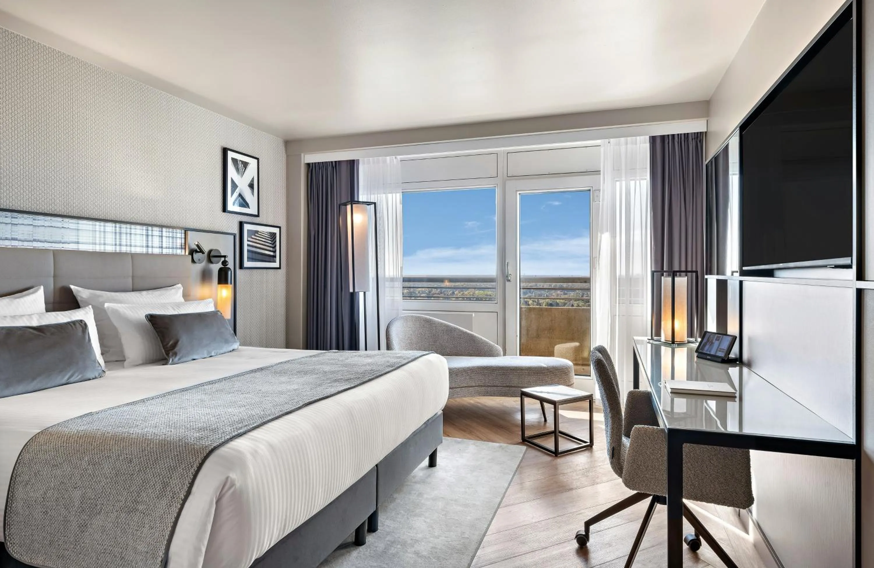 Photo of the whole room, Bed in Leonardo Royal Hotel Frankfurt