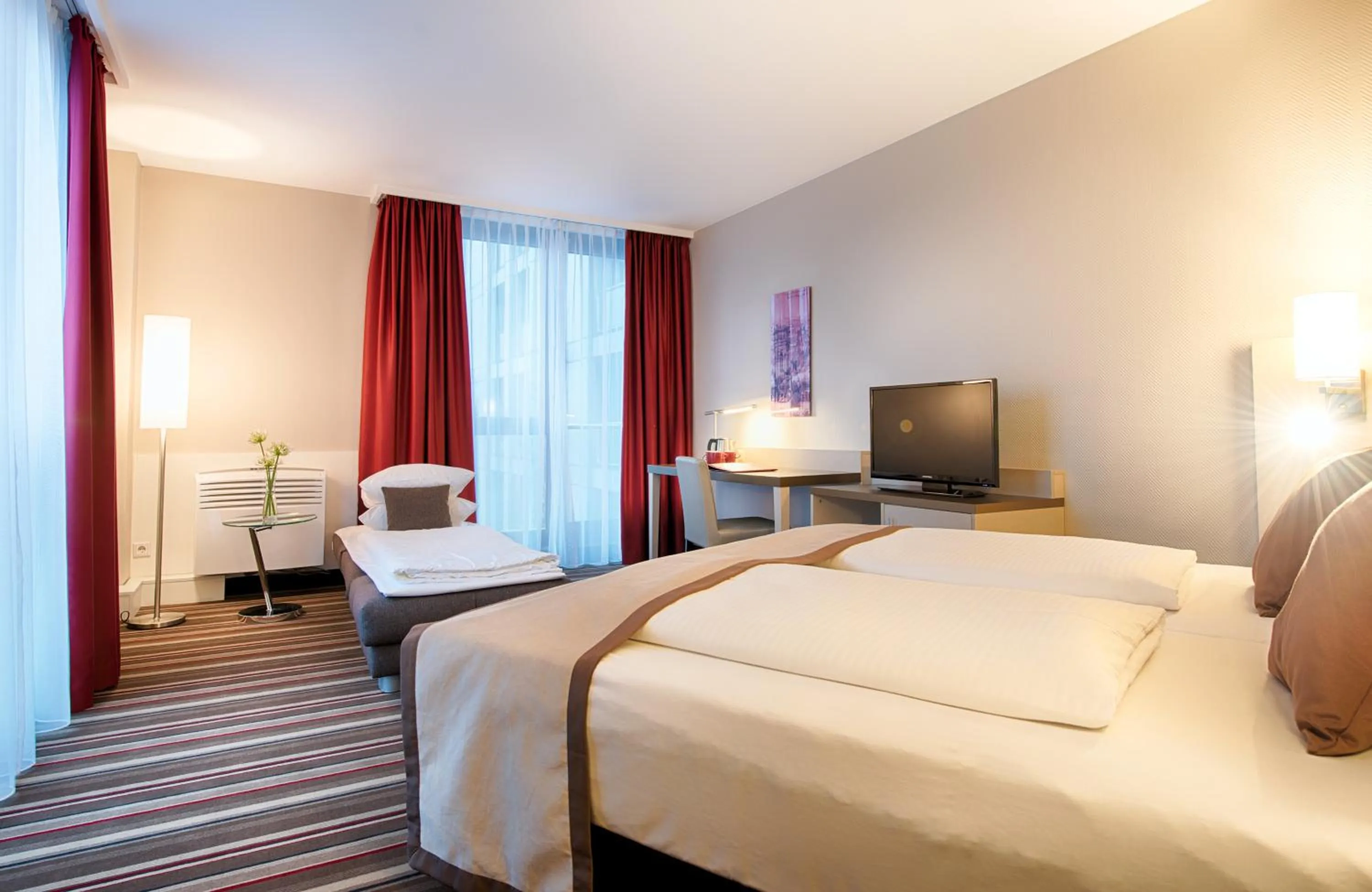 Photo of the whole room, Bed in Leonardo Hotel Hannover Airport