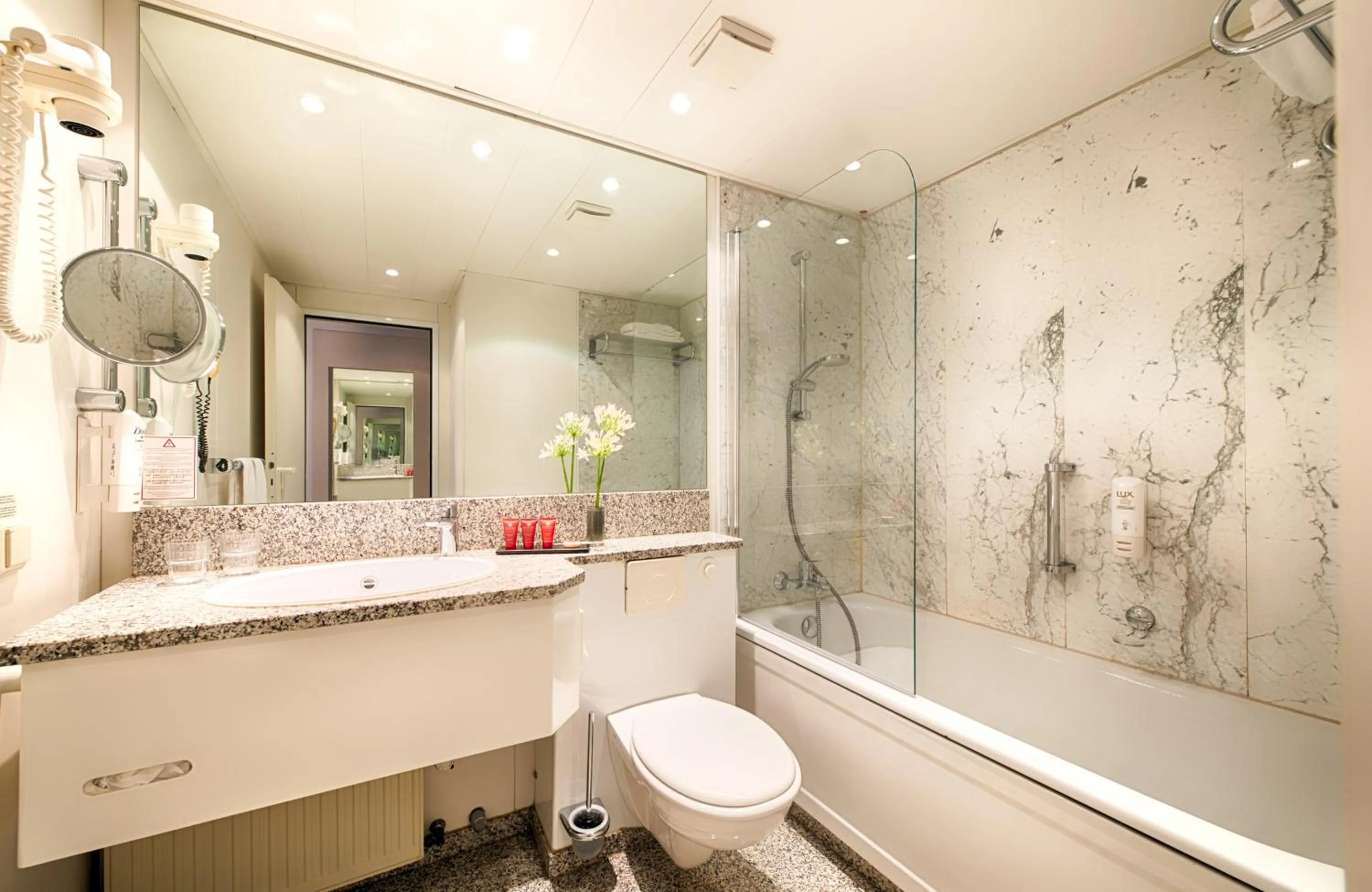 Bathroom in Leonardo Hotel Hannover Airport