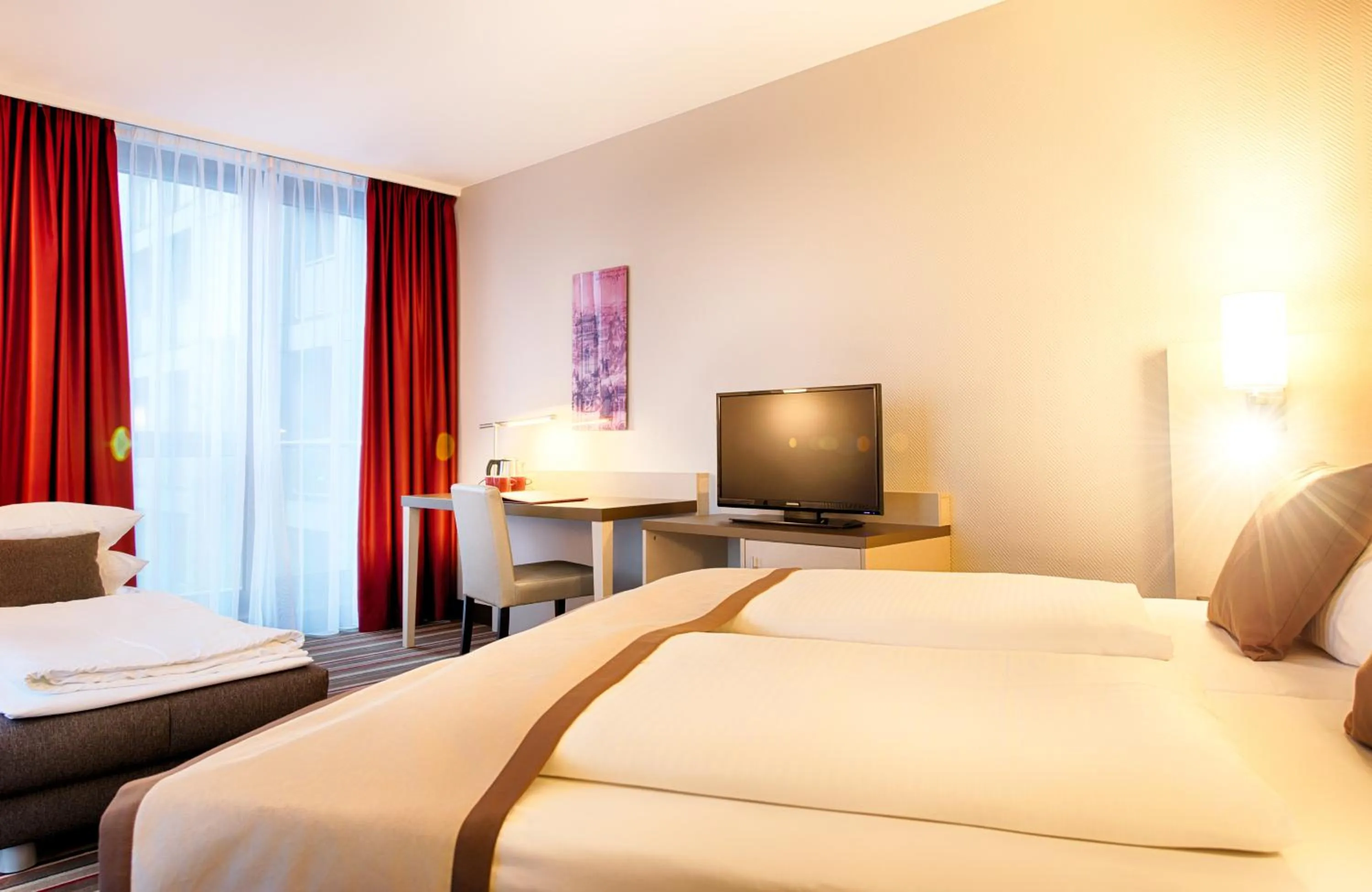 Photo of the whole room, Bed in Leonardo Hotel Hannover Airport