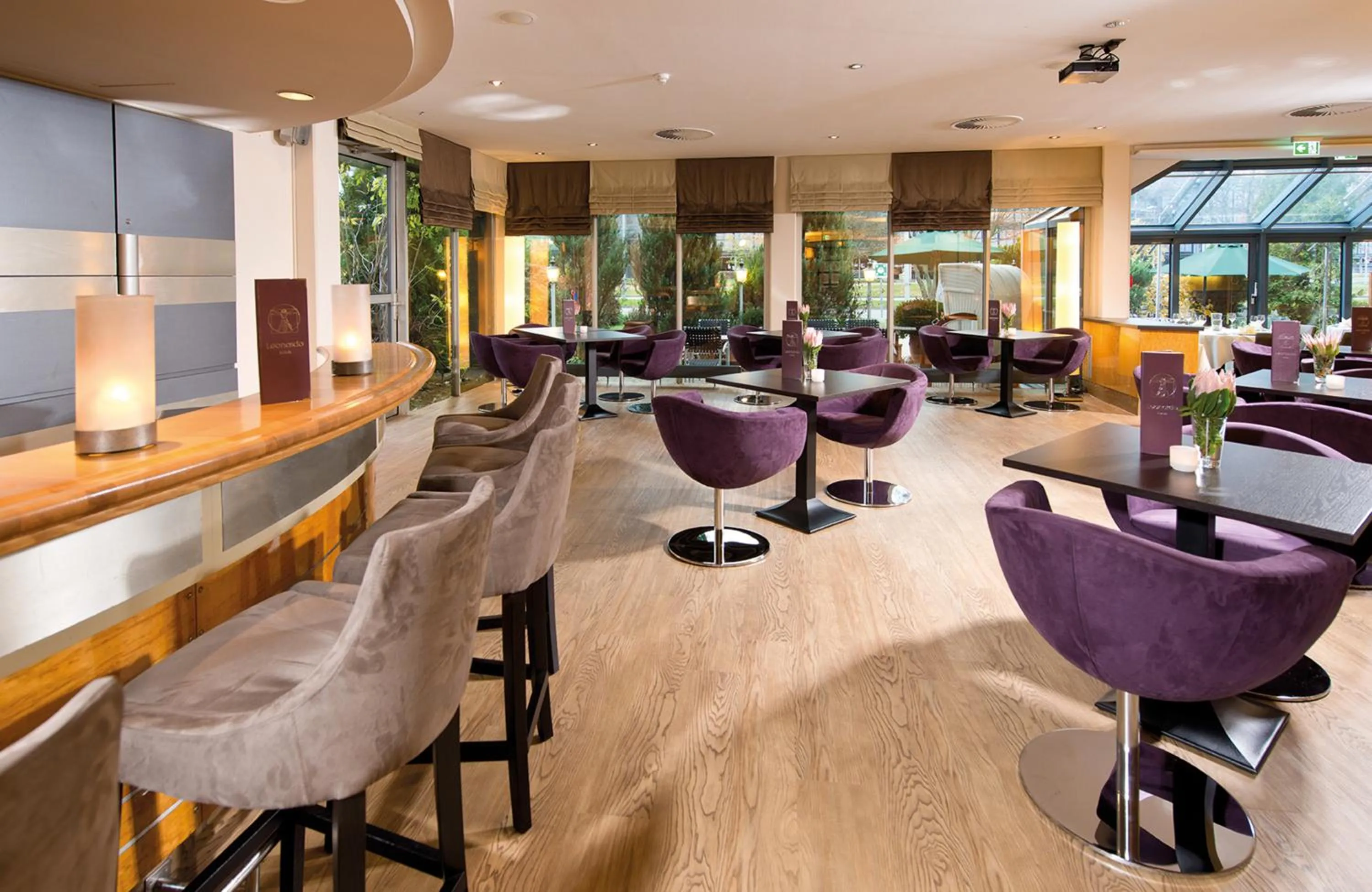 Lounge or bar in Leonardo Hotel Hannover Airport