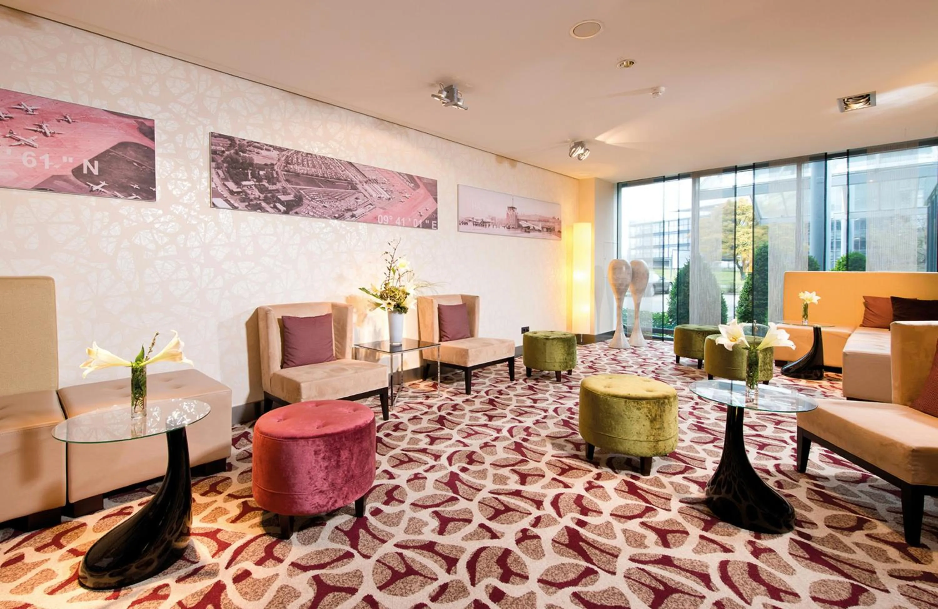 Lobby or reception in Leonardo Hotel Hannover Airport