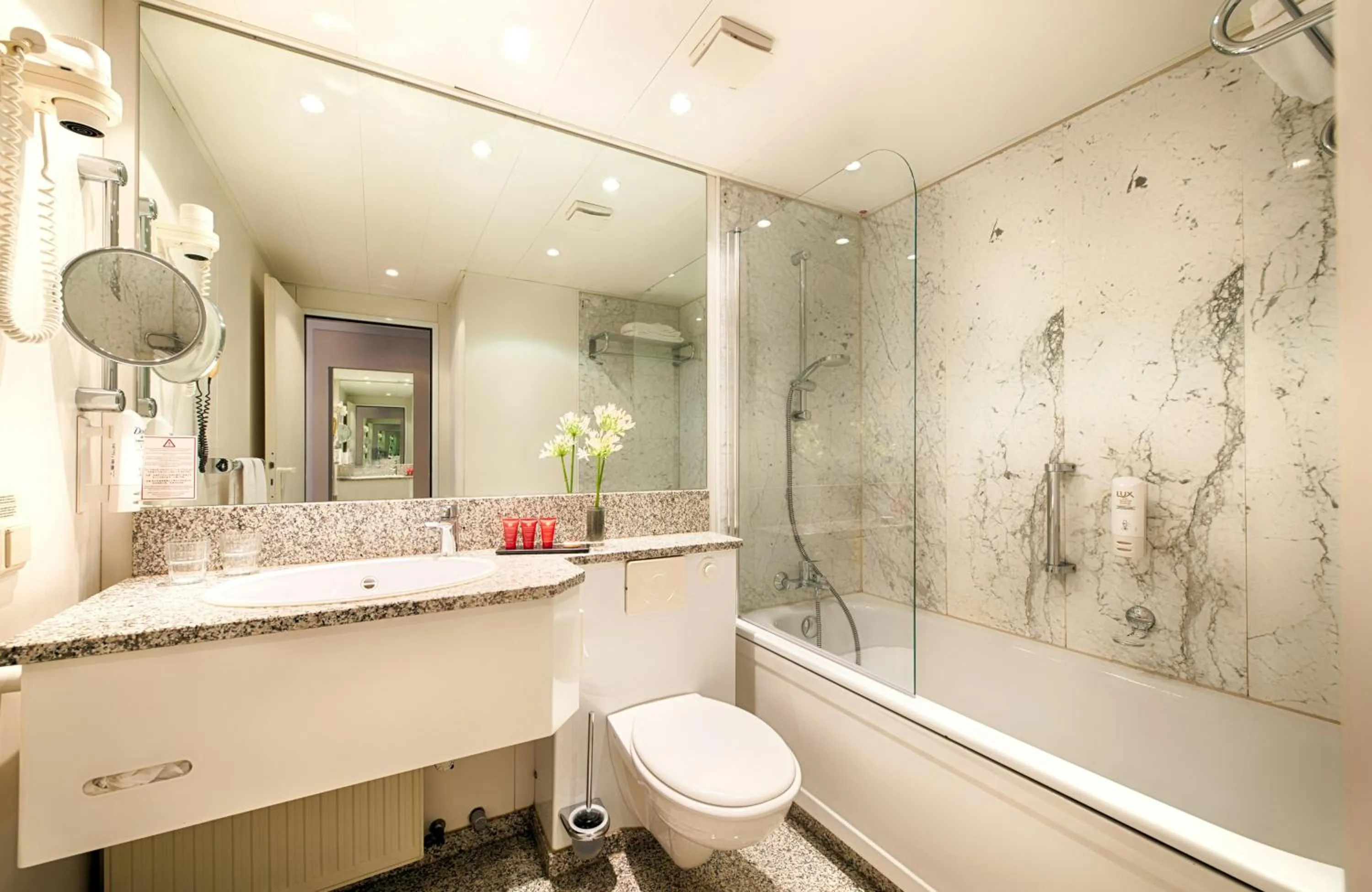 Bathroom in Leonardo Hotel Hannover Airport