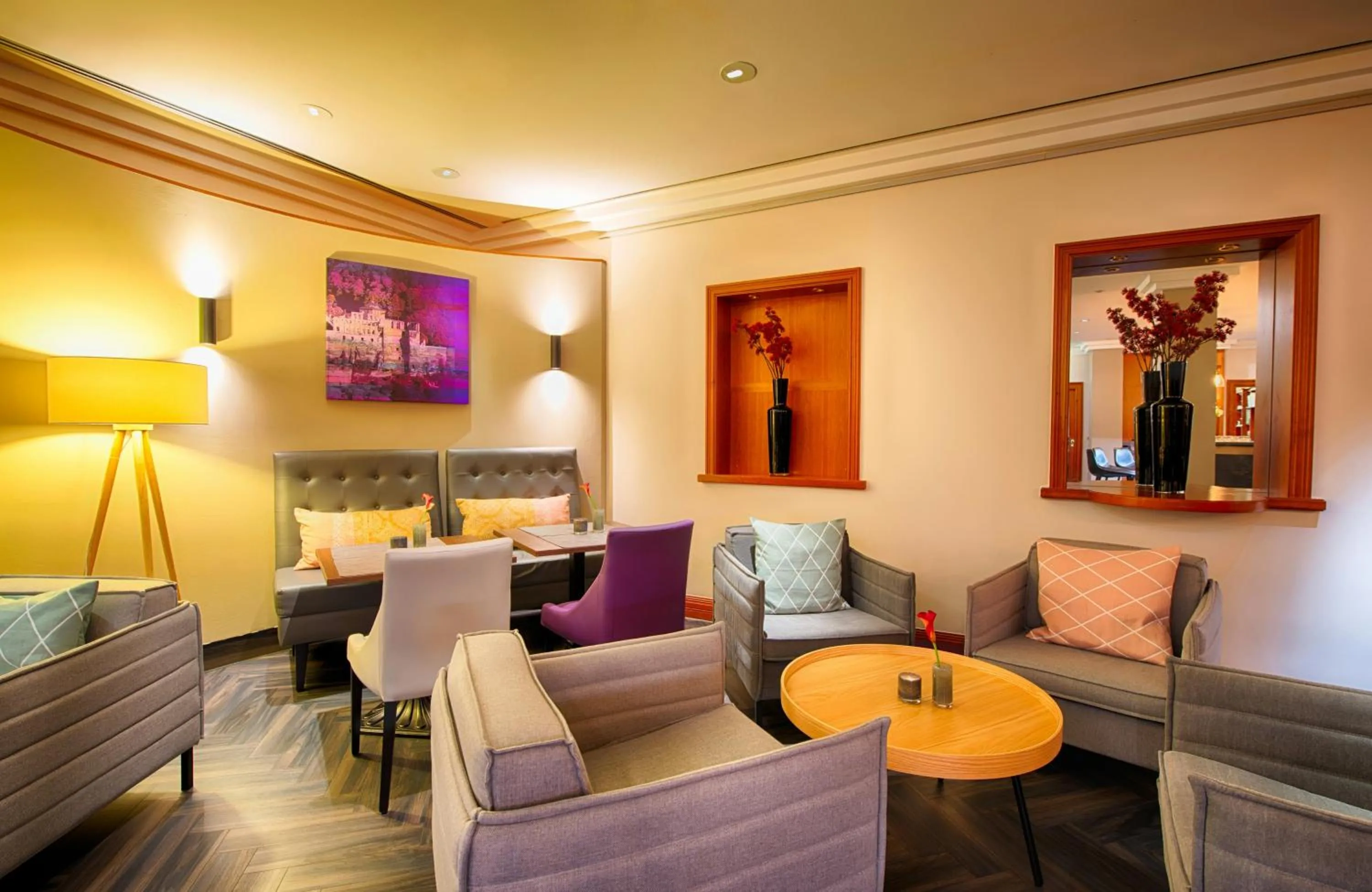 Lounge or bar in Leonardo Hotel Heidelberg