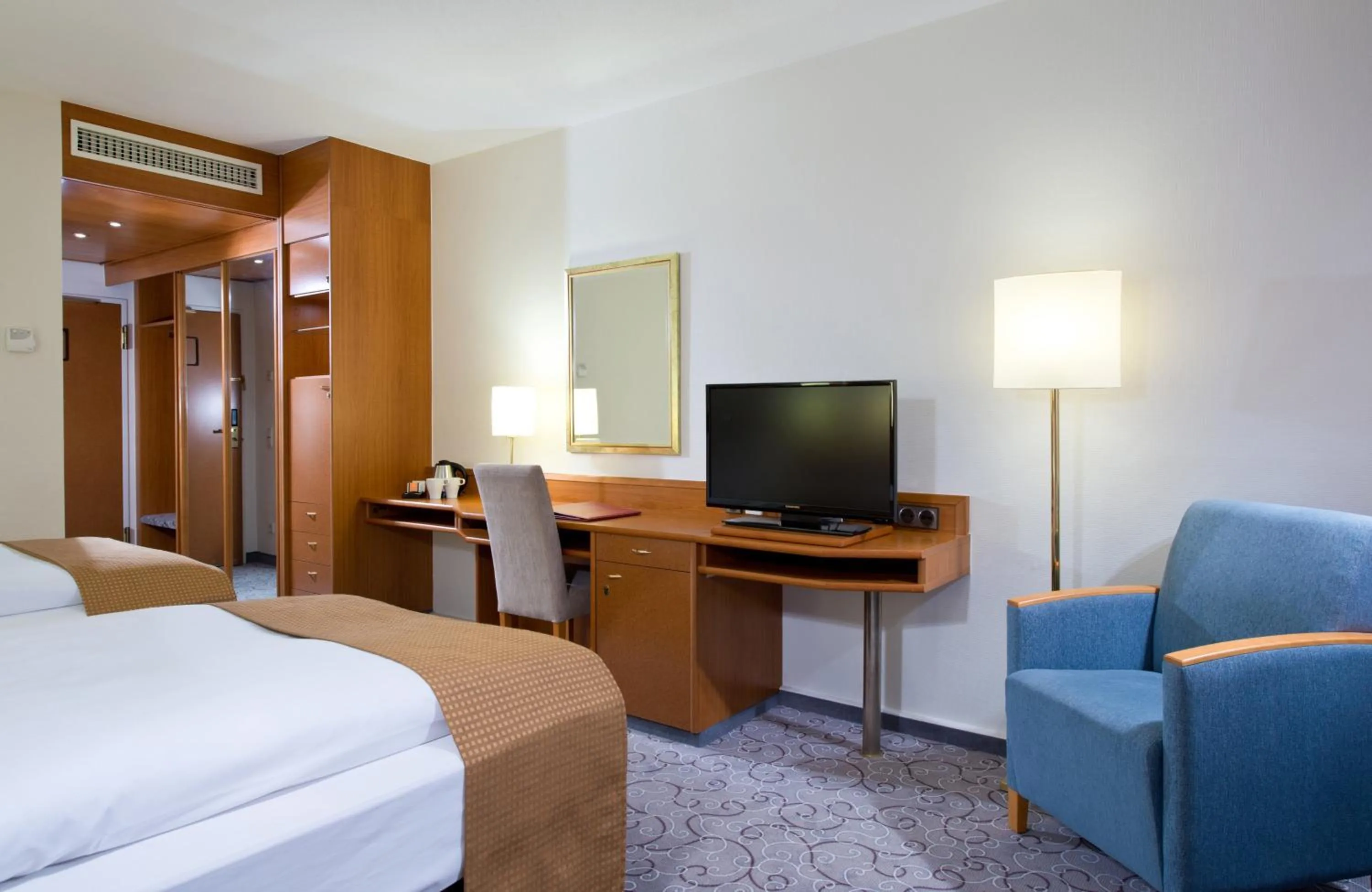 Photo of the whole room, Bed in Leonardo Hotel Heidelberg