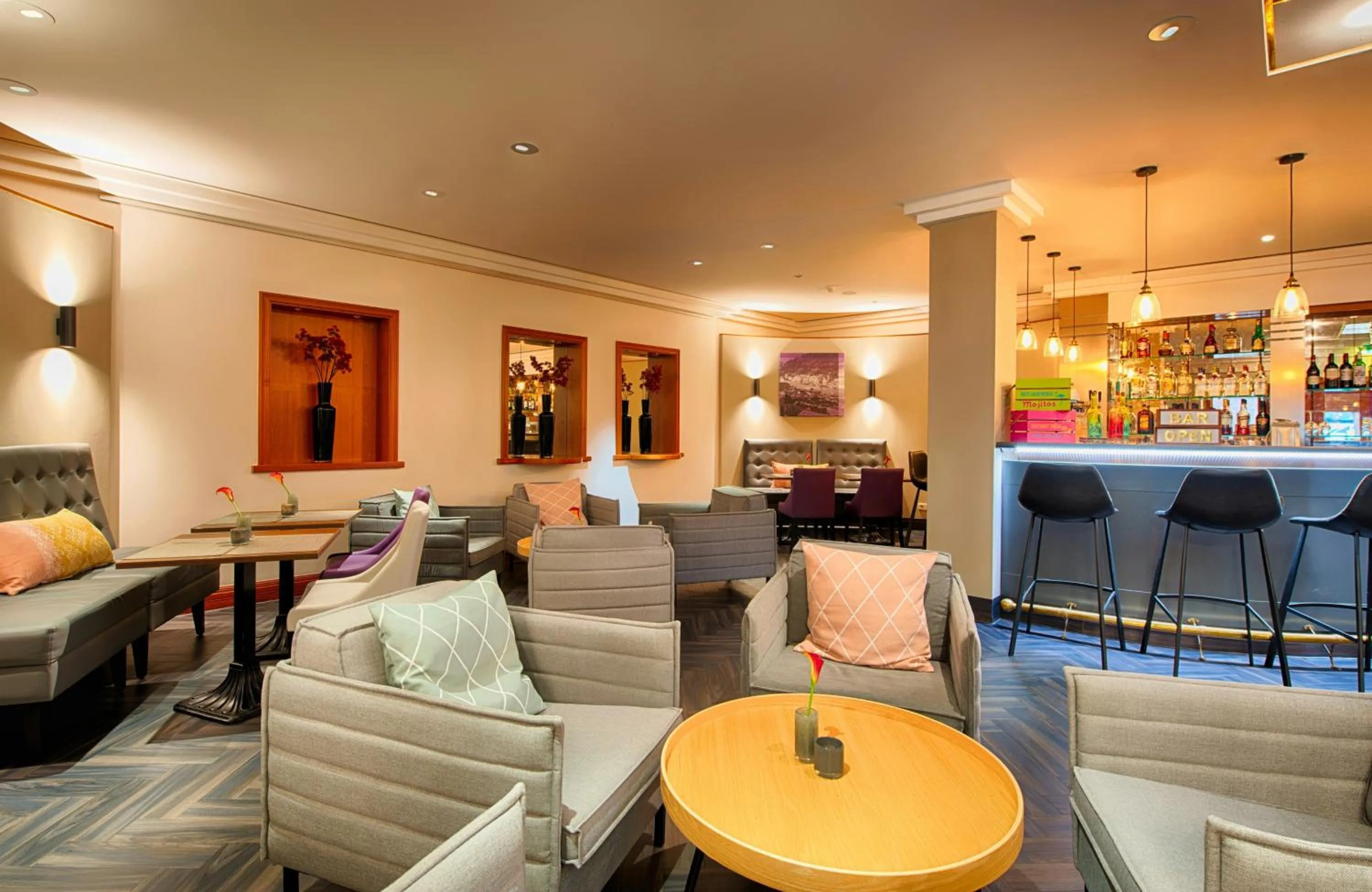 Lounge or bar in Leonardo Hotel Heidelberg