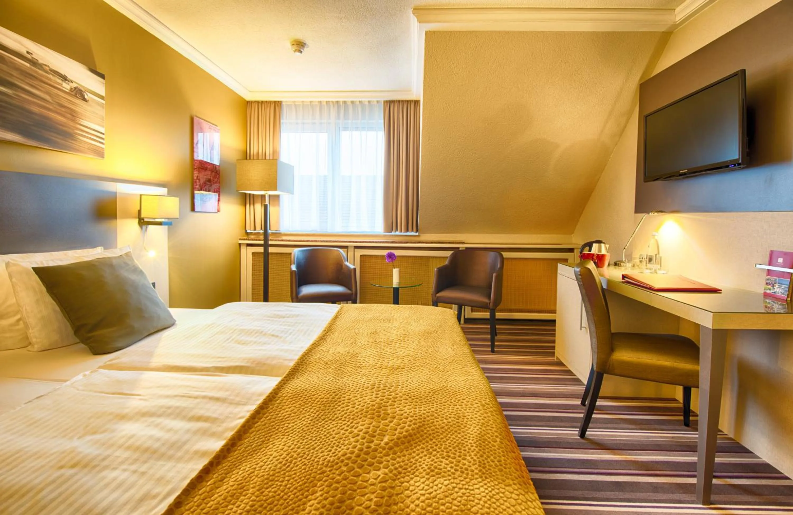 Bedroom, Bed in Leonardo Hotel Heidelberg Walldorf