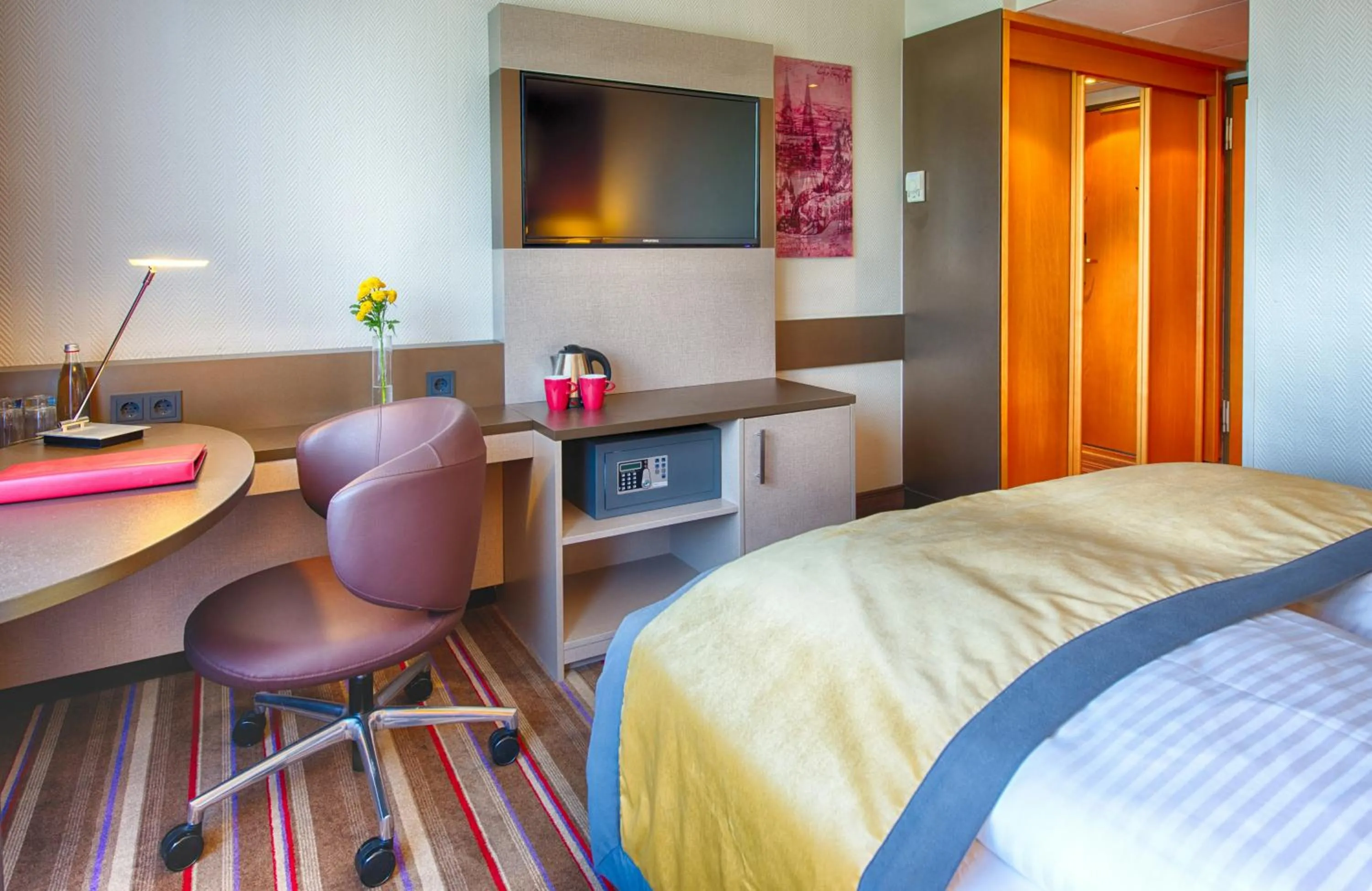 Photo of the whole room, Bed in Leonardo Royal Hotel Köln - Am Stadtwald