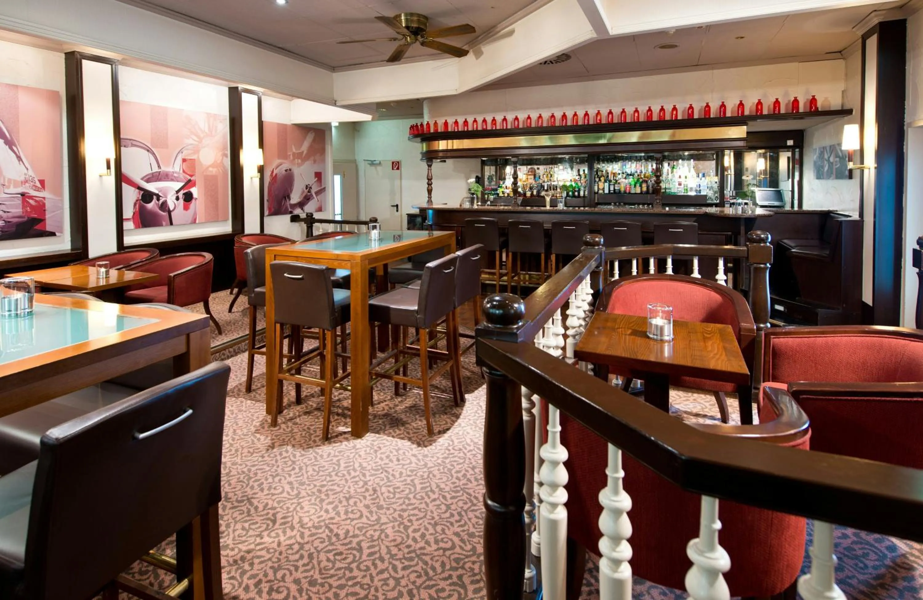 Lounge or bar in Leonardo Hotel Köln Bonn Airport