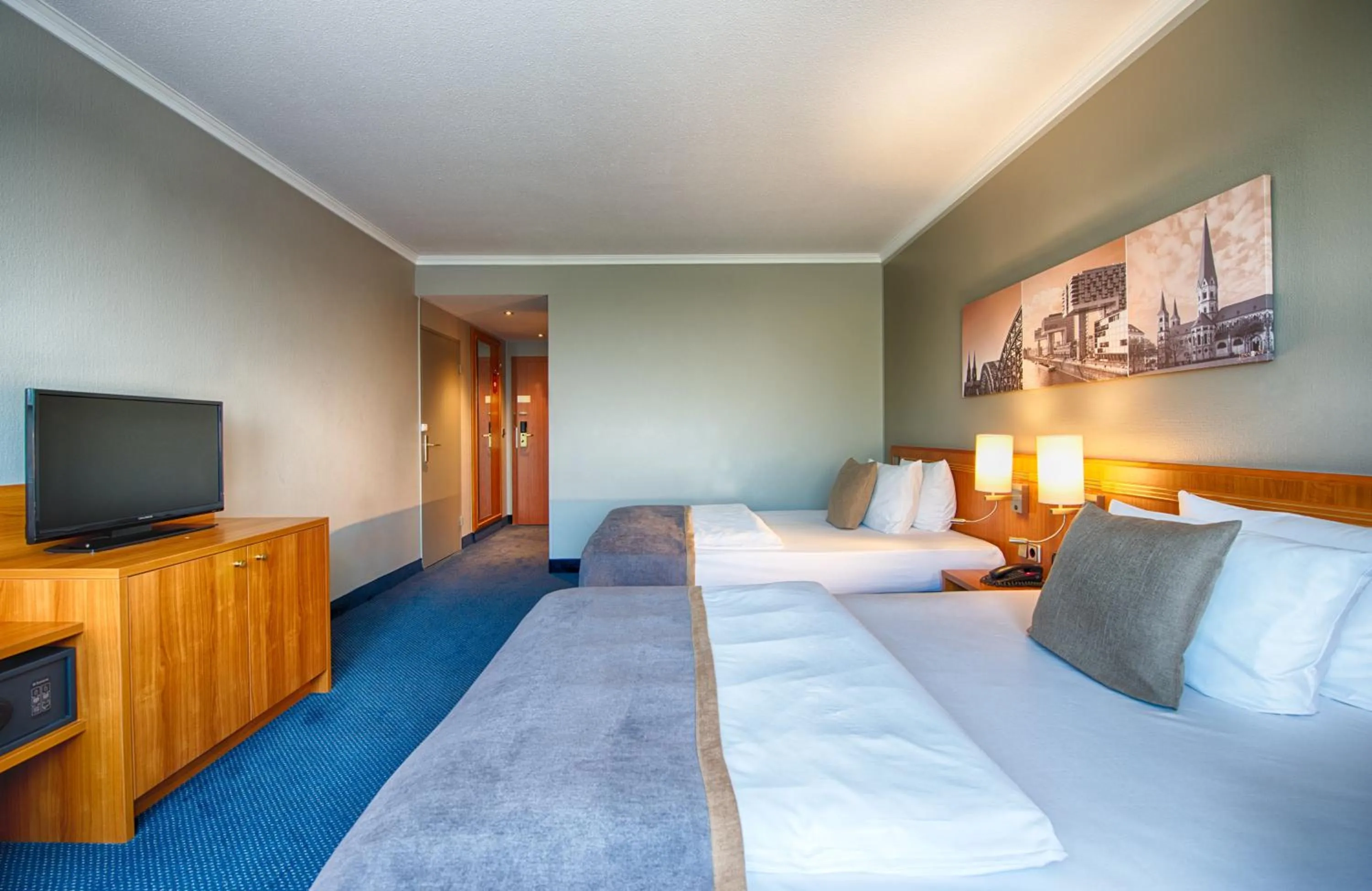 Bedroom, Bed in Leonardo Hotel Köln Bonn Airport