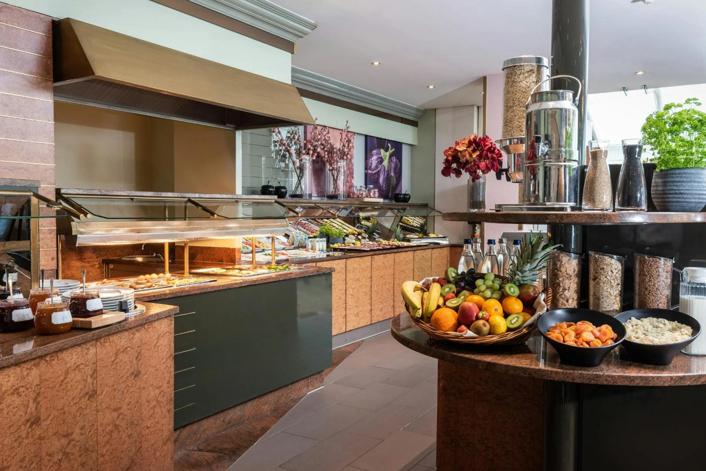 Buffet breakfast in Leonardo Hotel Köln Bonn Airport