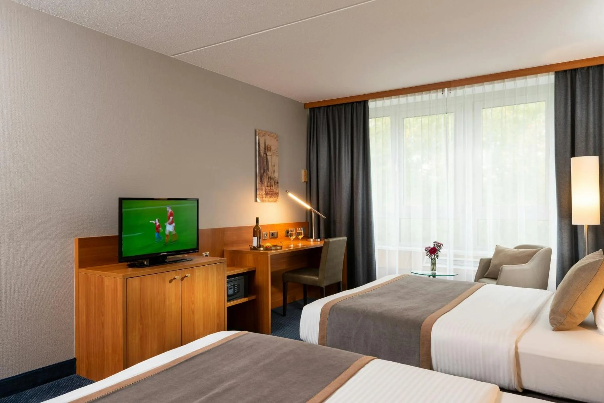 Photo of the whole room, Bed in Leonardo Hotel Köln Bonn Airport