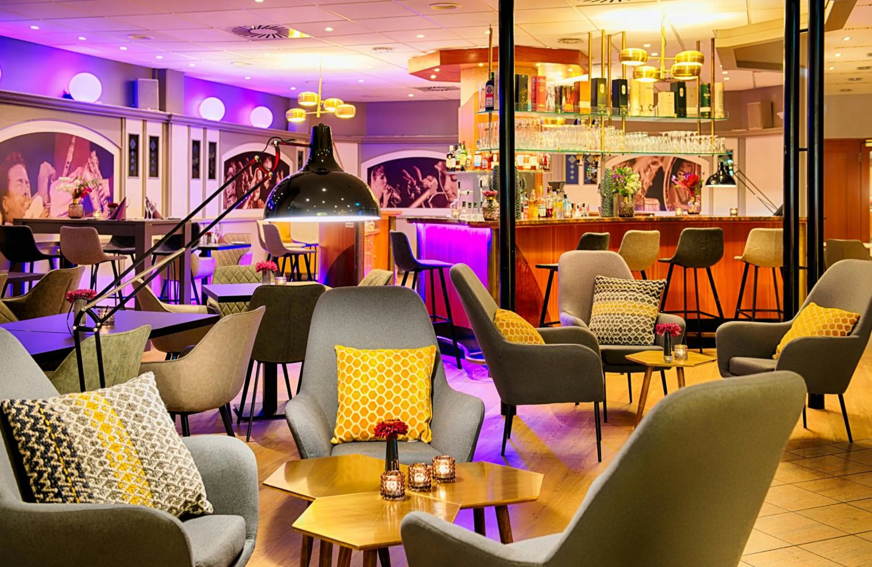 Lounge or bar in Leonardo Hotel Mannheim City Center