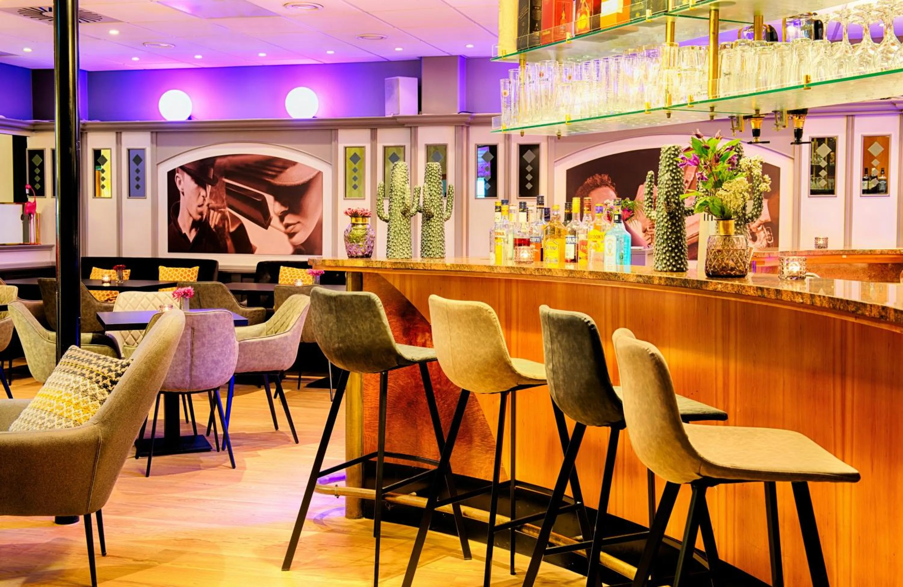 Lounge or bar in Leonardo Hotel Mannheim City Center