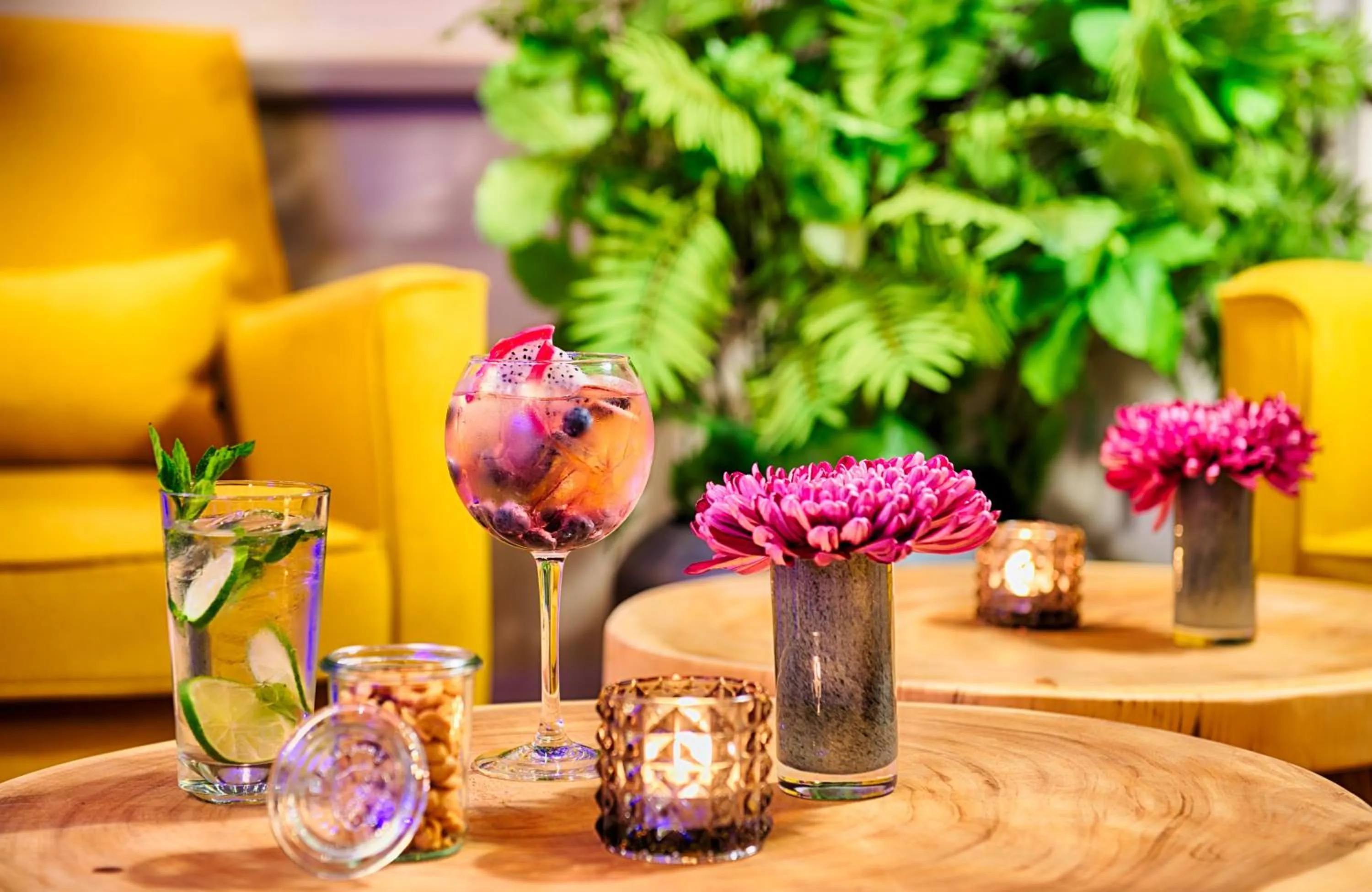 Lounge or bar in Leonardo Hotel Mannheim City Center