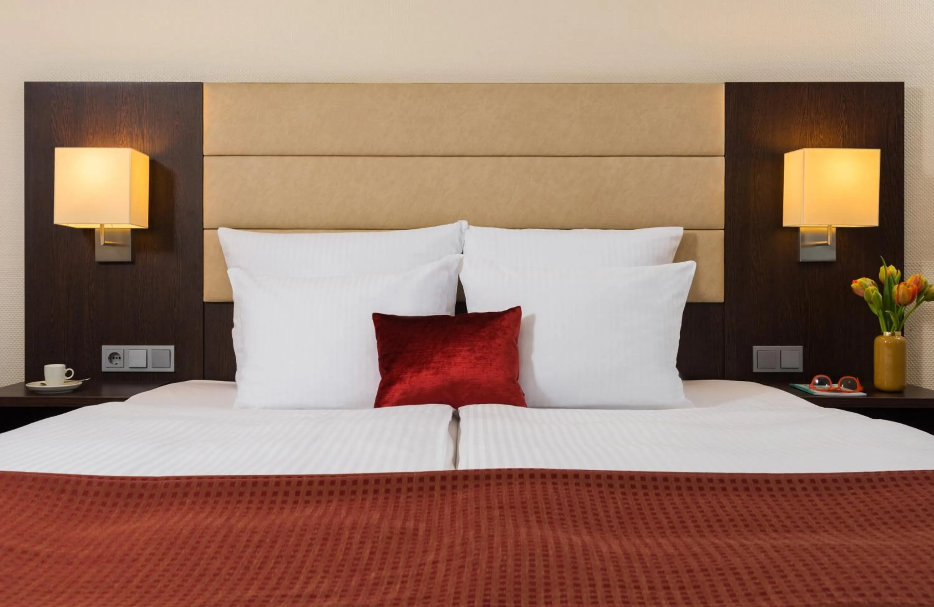 Bedroom, Bed in Leonardo Hotel Munich Arabellapark