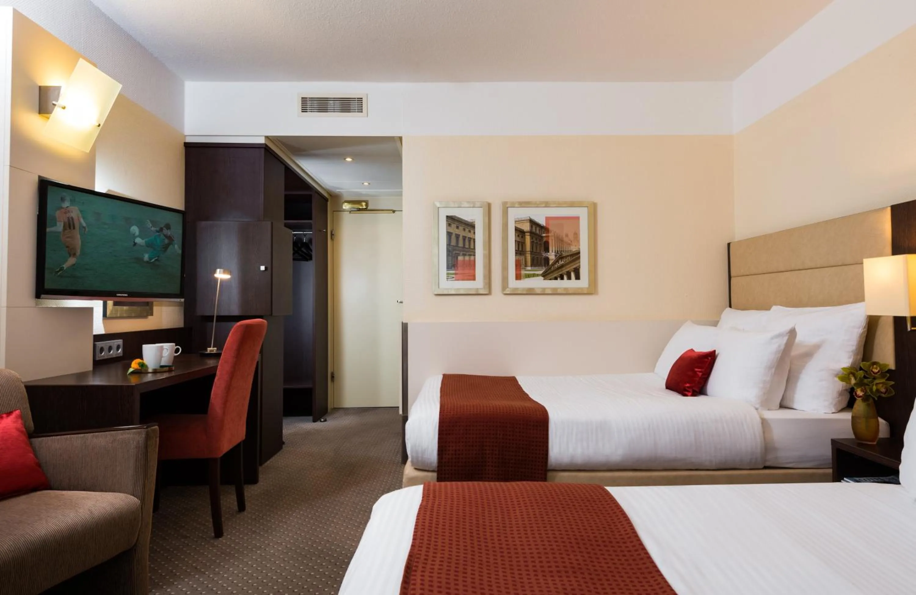 Bedroom, Bed in Leonardo Hotel Munich Arabellapark