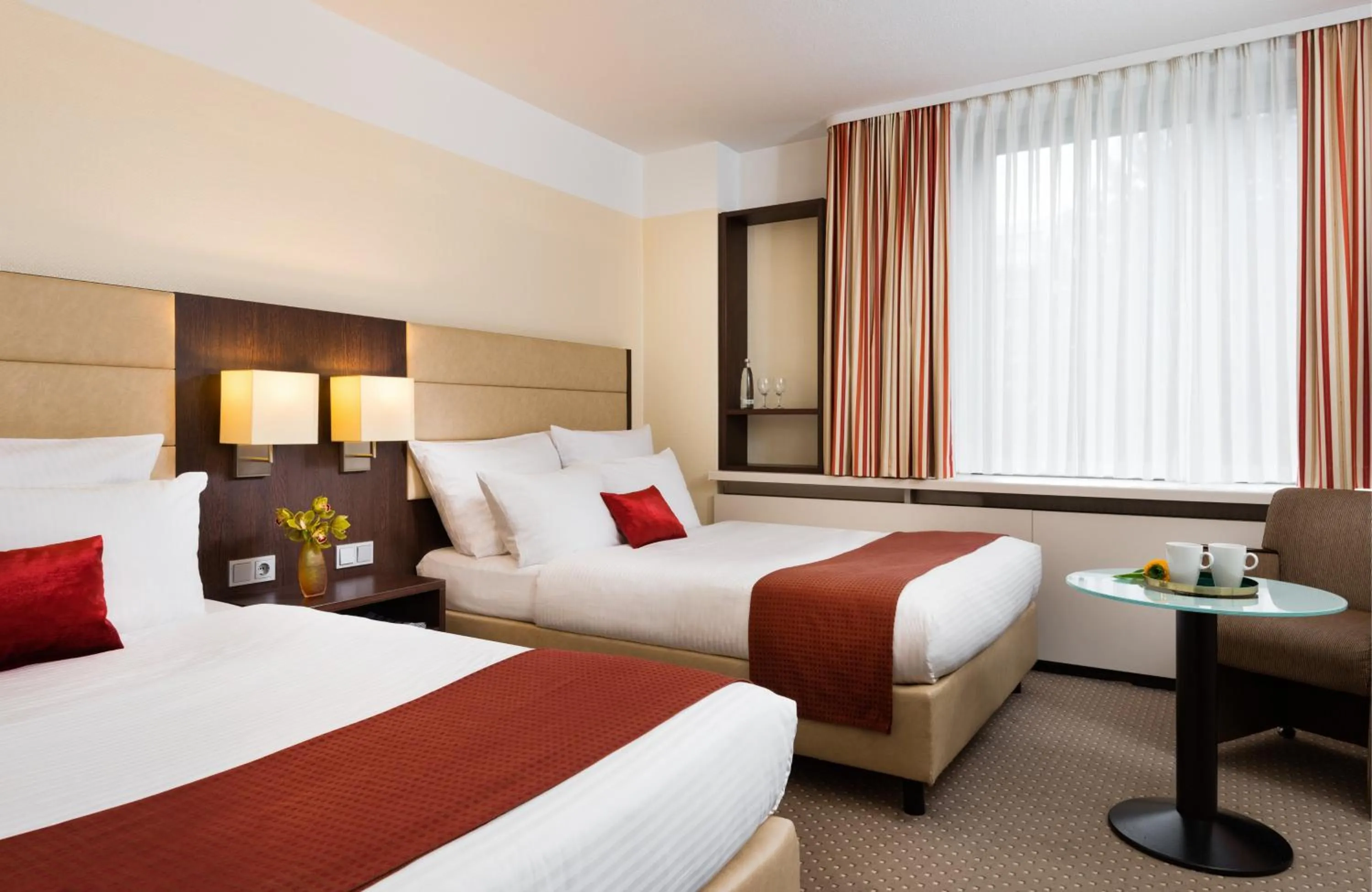 Bedroom, Bed in Leonardo Hotel Munich Arabellapark