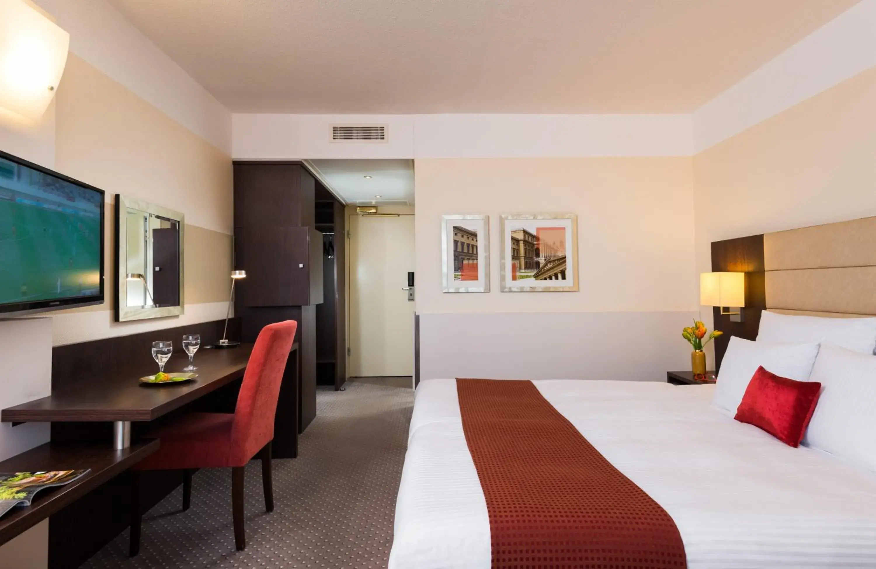 Deluxe Triple Room in Leonardo Hotel Munich Arabellapark Deluxe Triple Room in Leonardo Hotel Munich Arabellapark