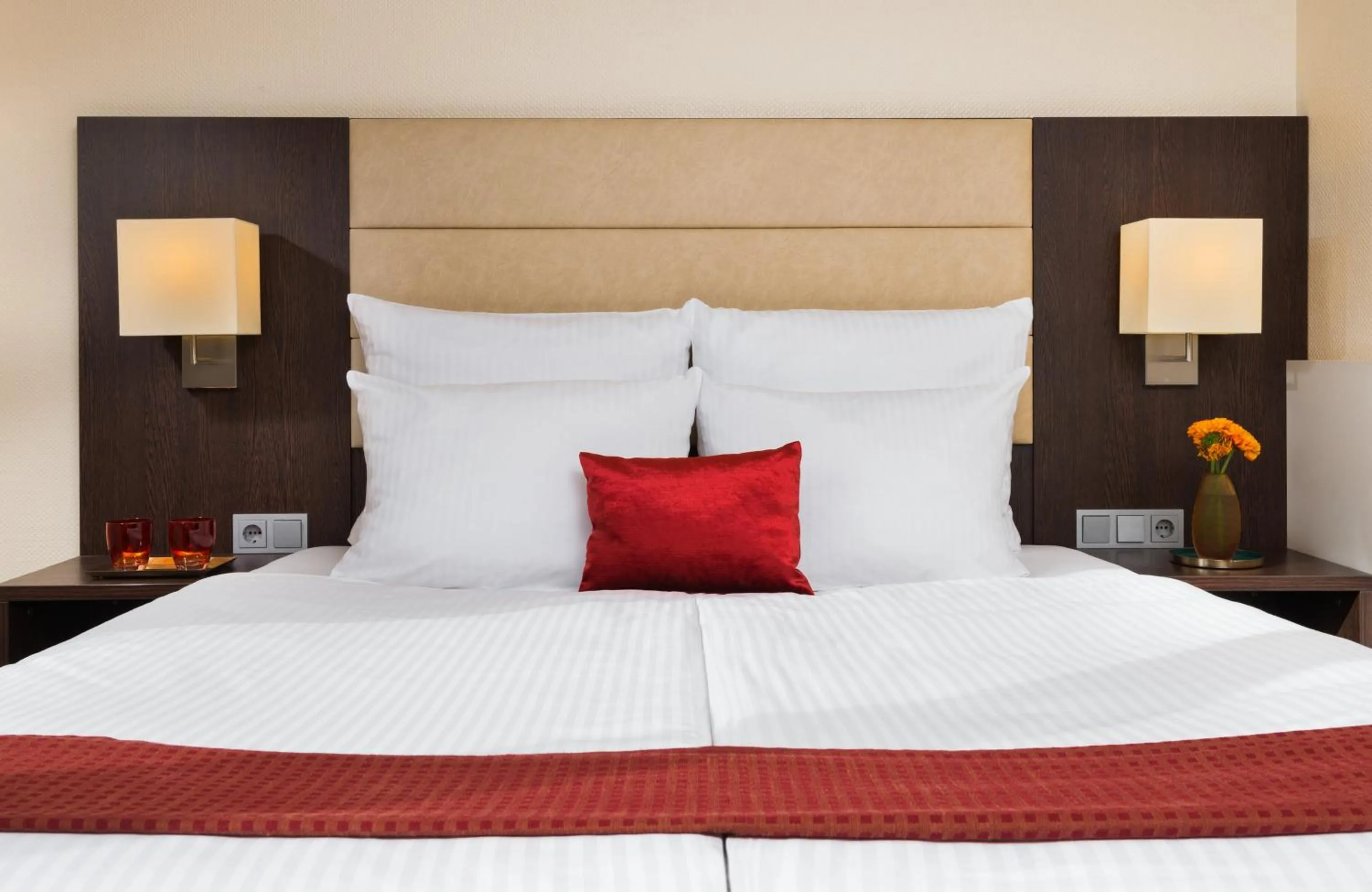 Photo of the whole room, Bed in Leonardo Hotel Munich Arabellapark