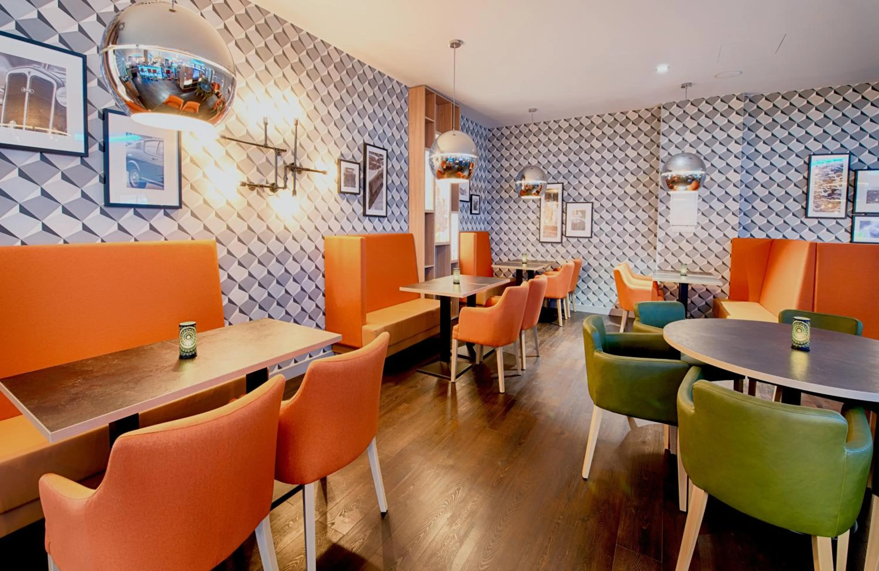 Lounge or bar in Leonardo Hotel Wolfsburg City Center