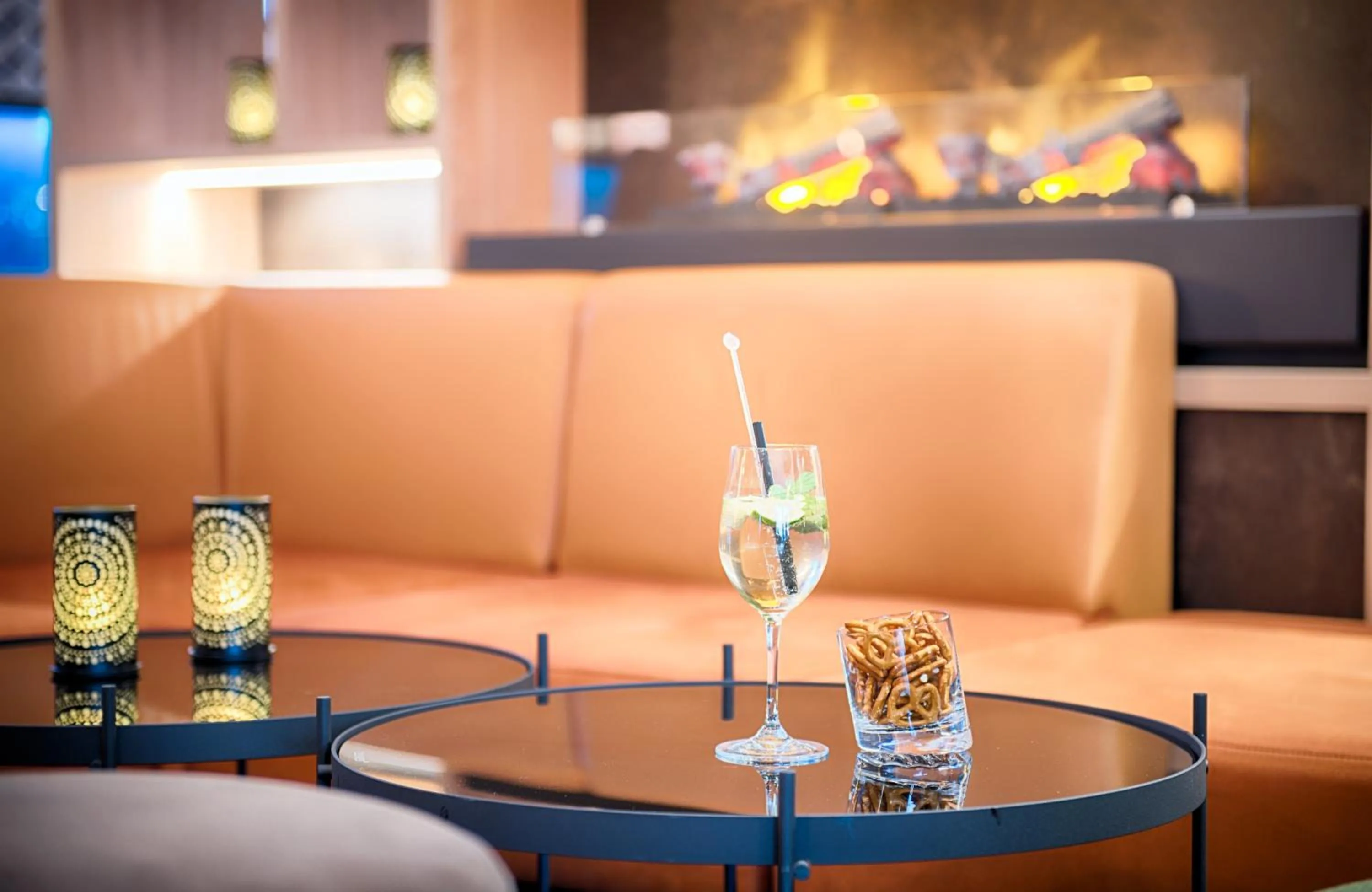 Lounge or bar in Leonardo Hotel Wolfsburg City Center