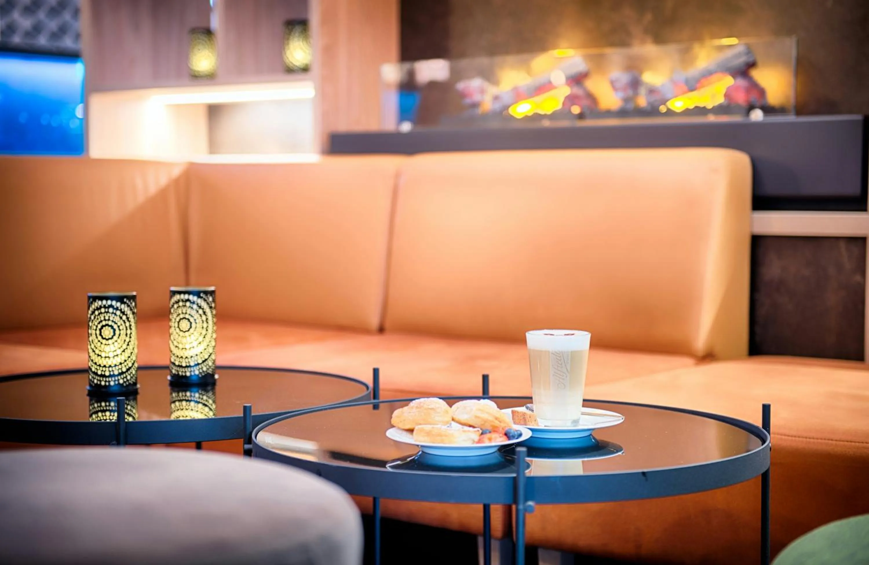 Lounge or bar in Leonardo Hotel Wolfsburg City Center