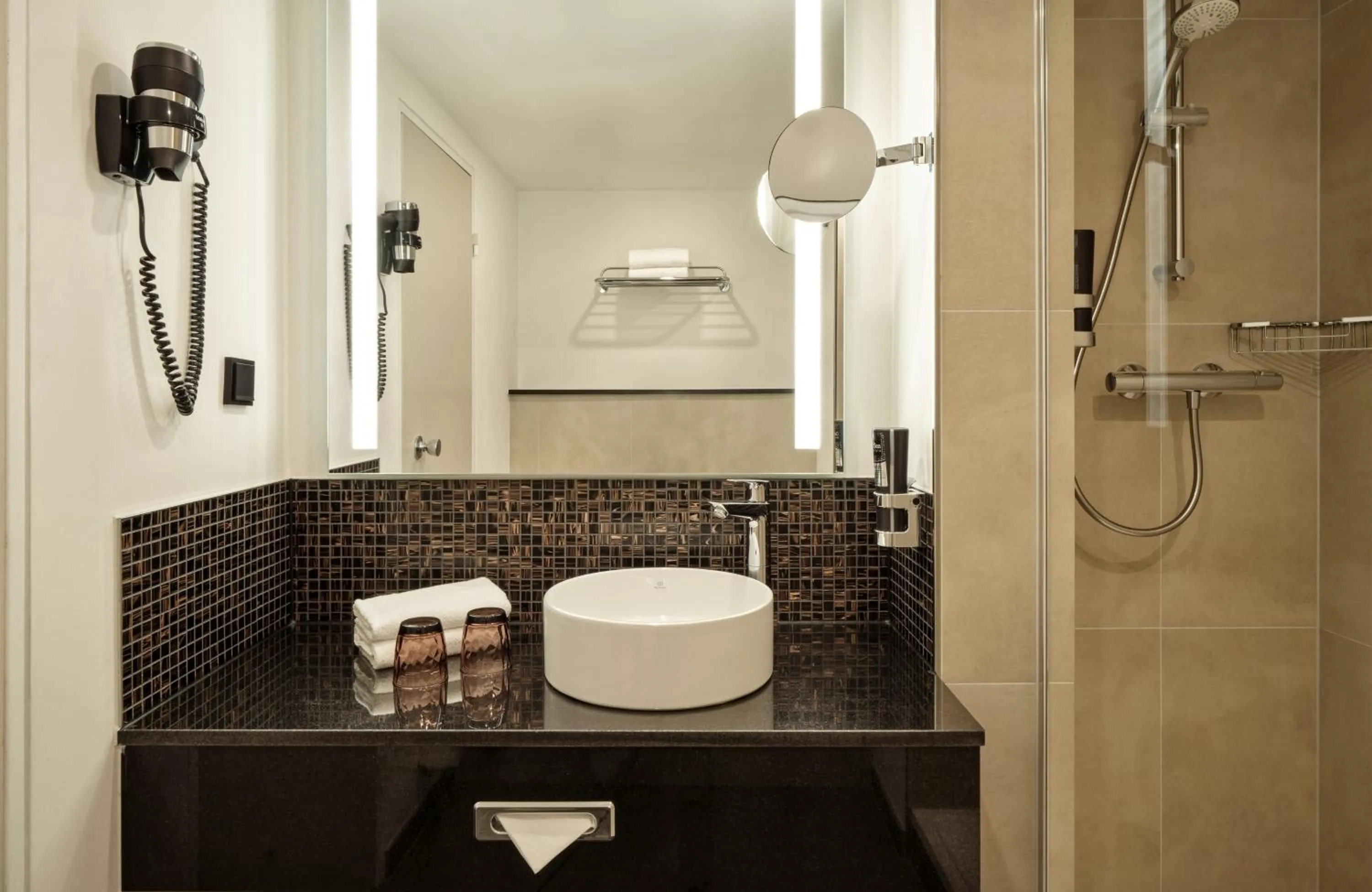 Bathroom in Leonardo Hotel Hamburg City Nord