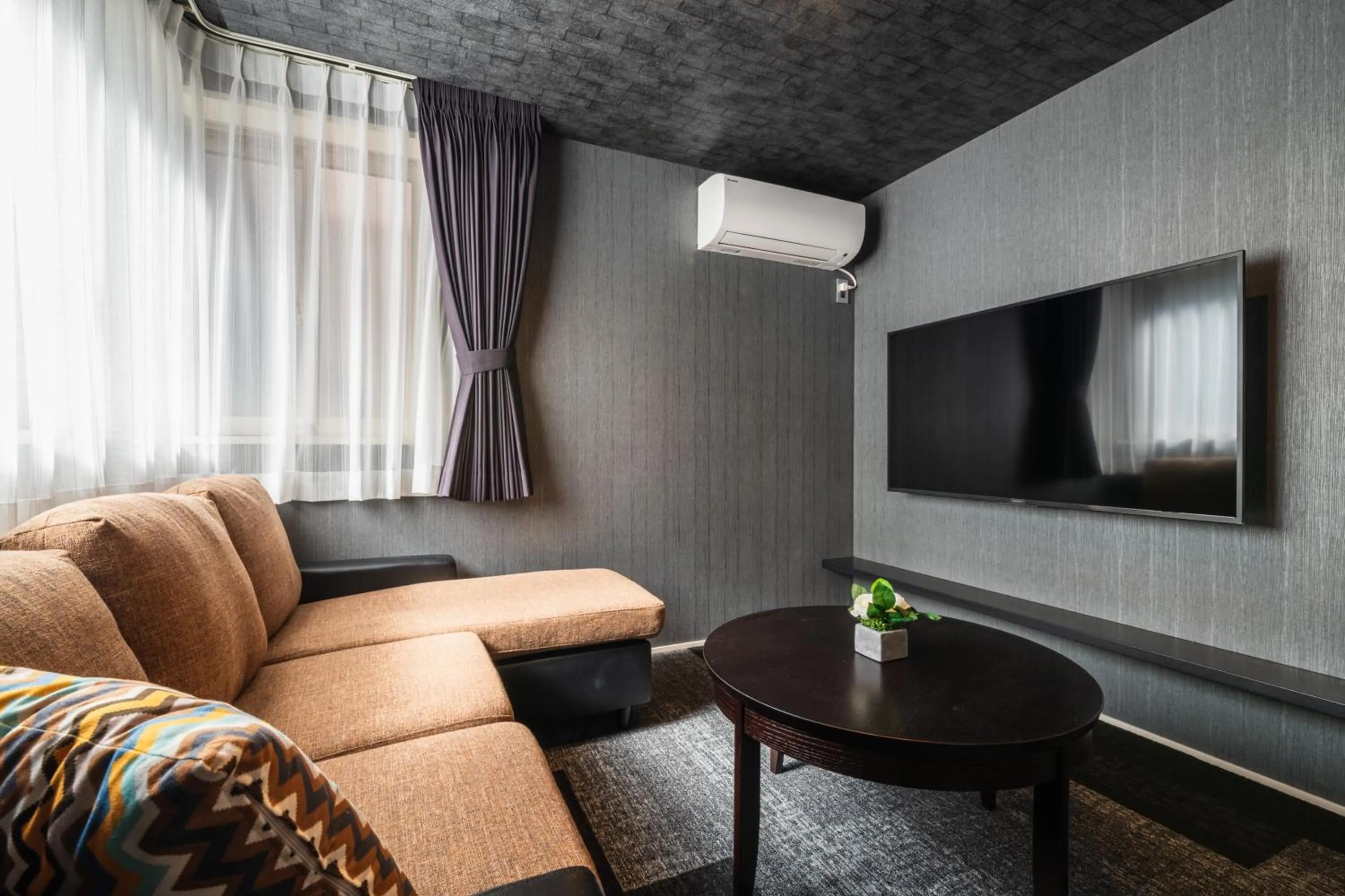 Seating area in GRAND BASE Mojiko Ekimae