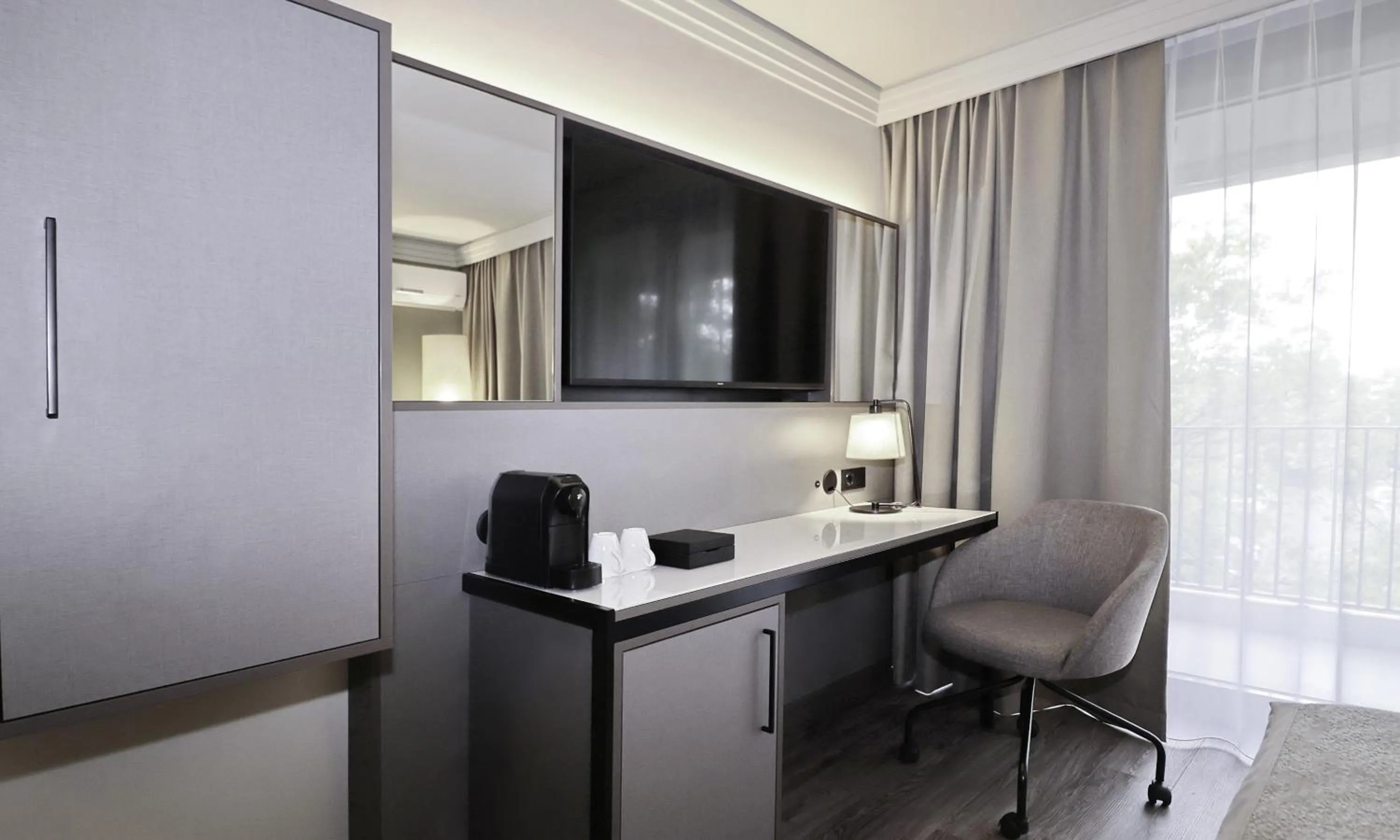 Photo of the whole room in Leonardo Hotel Hannover