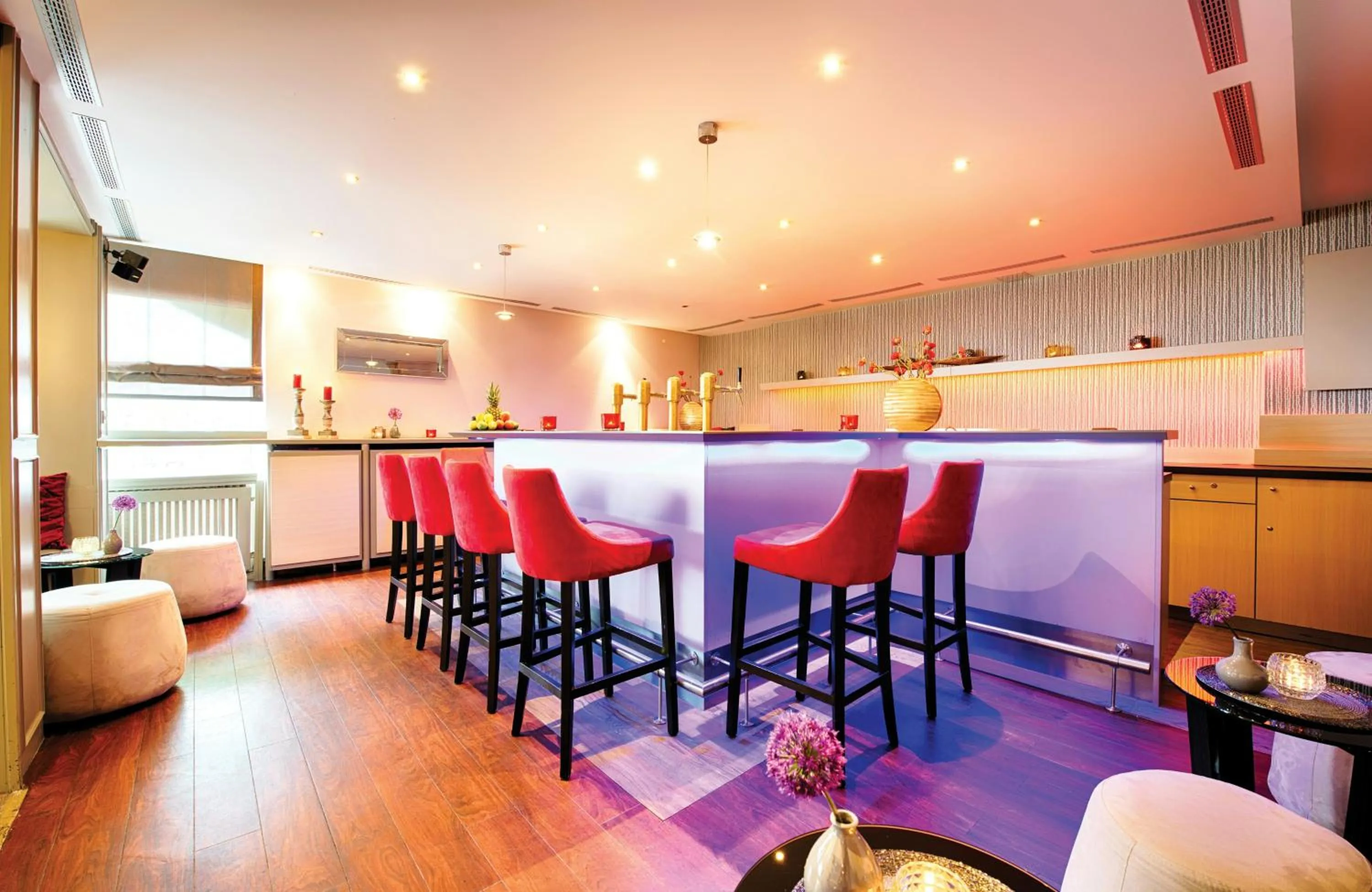 Lounge or bar in Leonardo Hotel Karlsruhe