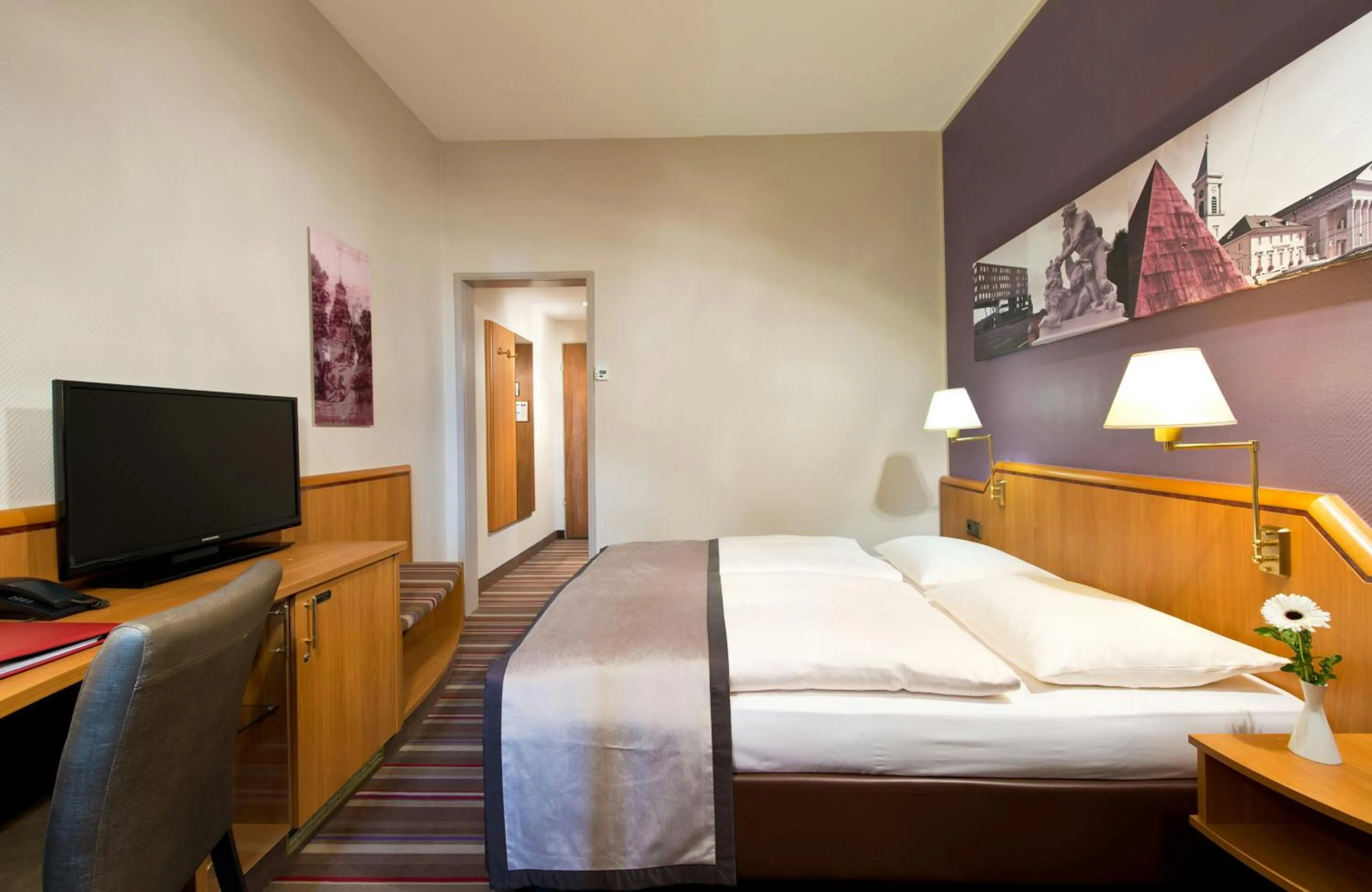 Photo of the whole room, Bed in Leonardo Hotel Karlsruhe