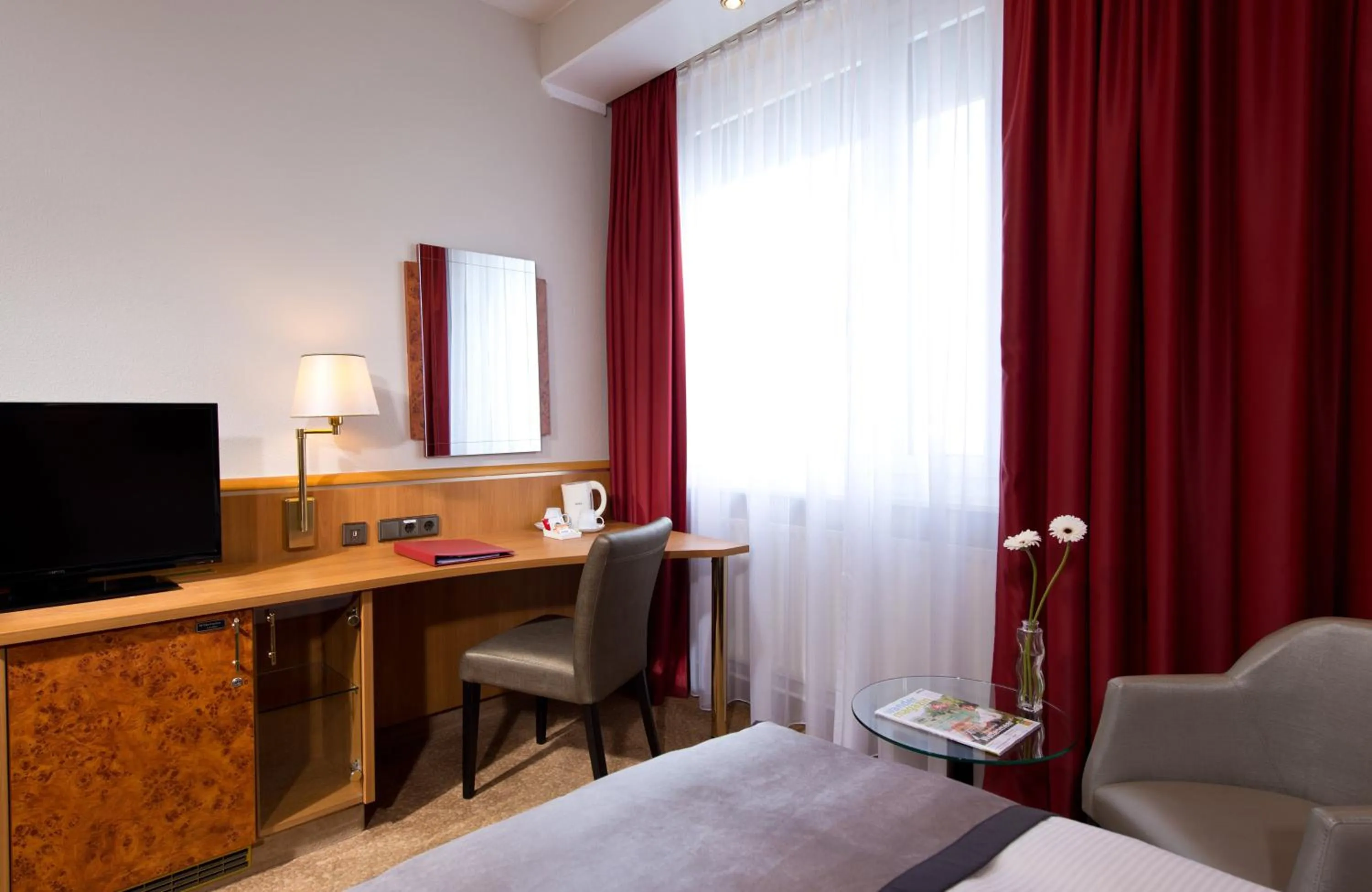 Bedroom, Bed in Leonardo Hotel Karlsruhe