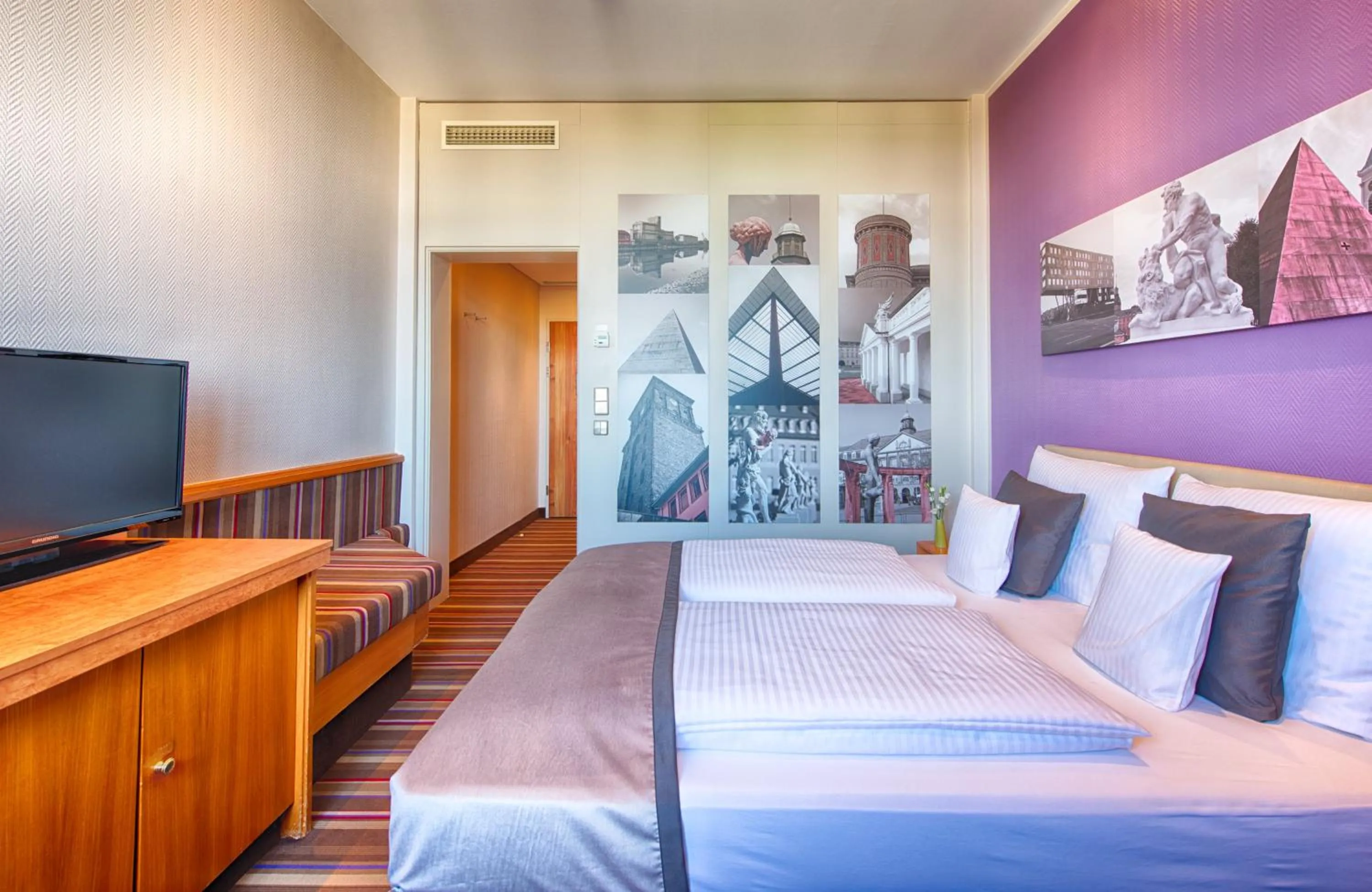Business facilities, Bed in Leonardo Hotel Karlsruhe