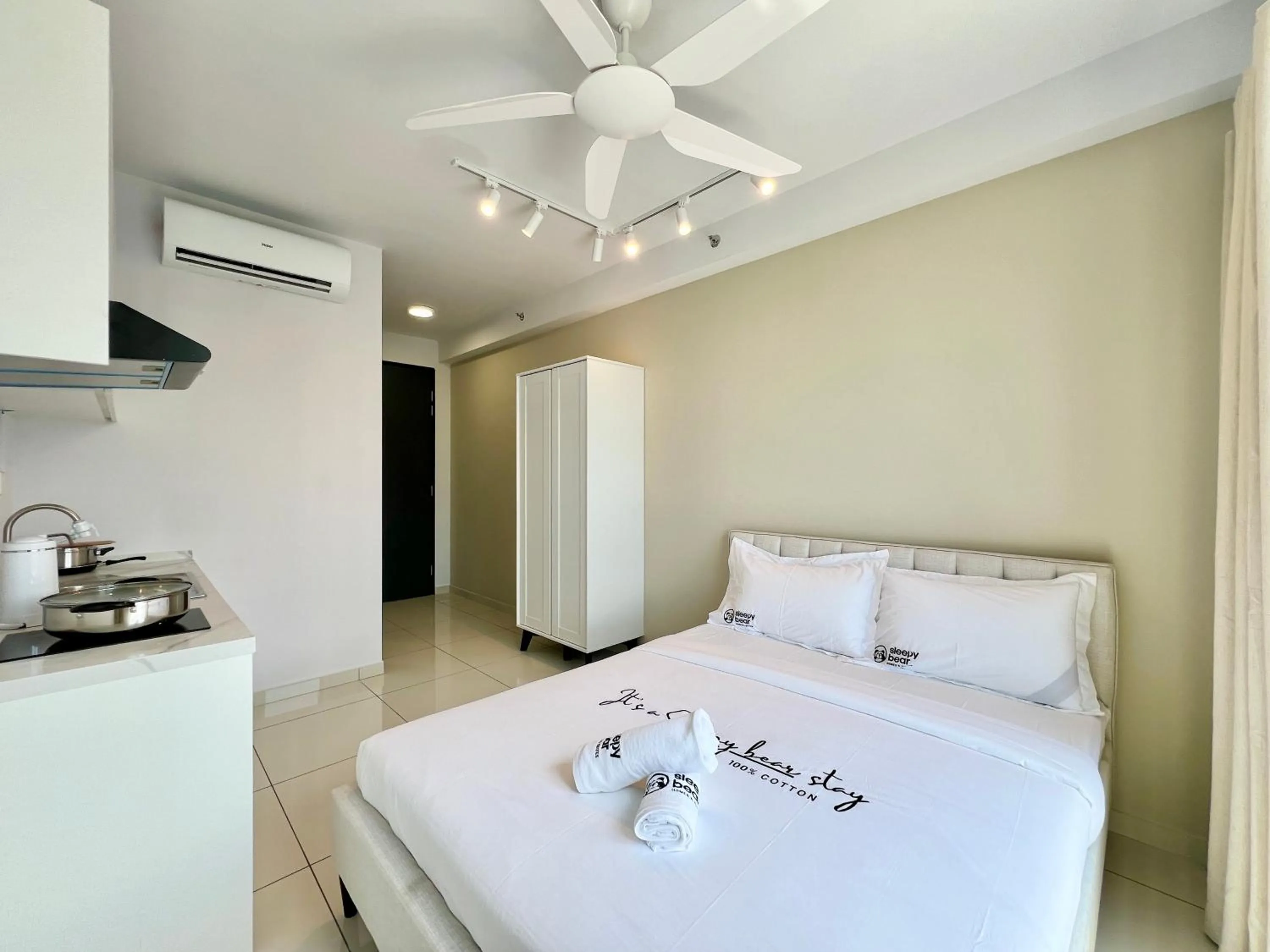 Photo of the whole room, Bed in Gaia Residence, Gamuda Gardens Rawang by Sleepy Bear