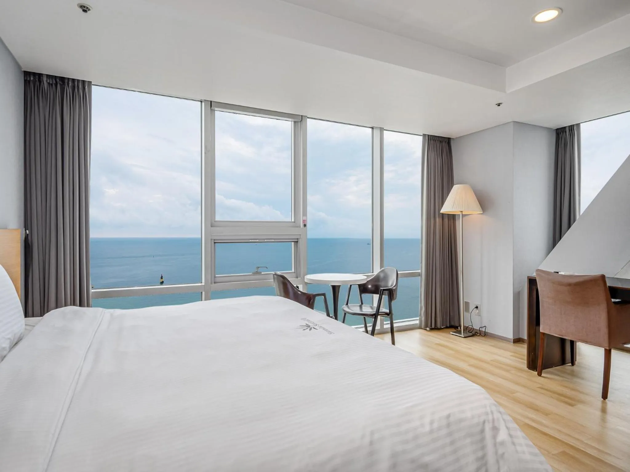 View (from property/room), Bed in Haeundae Seacloud Hotel Residence