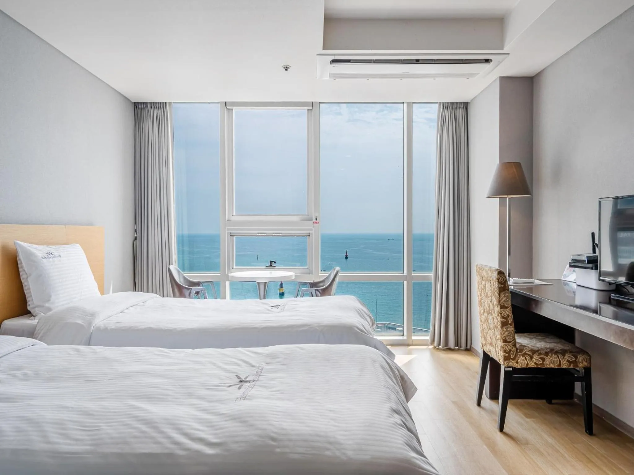 View (from property/room), Bed in Haeundae Seacloud Hotel Residence