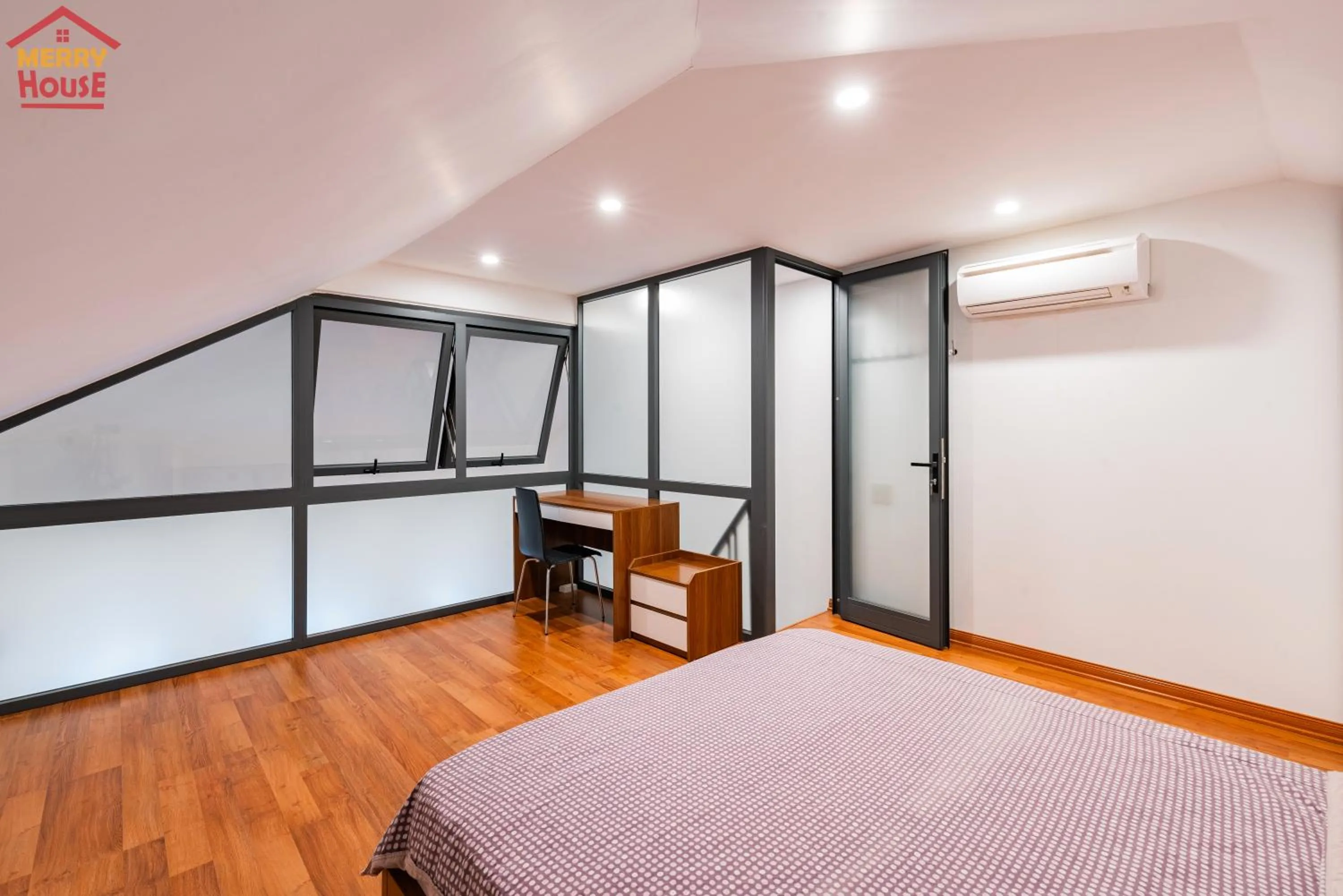 Photo of the whole room, Bed in Merry House Imperia