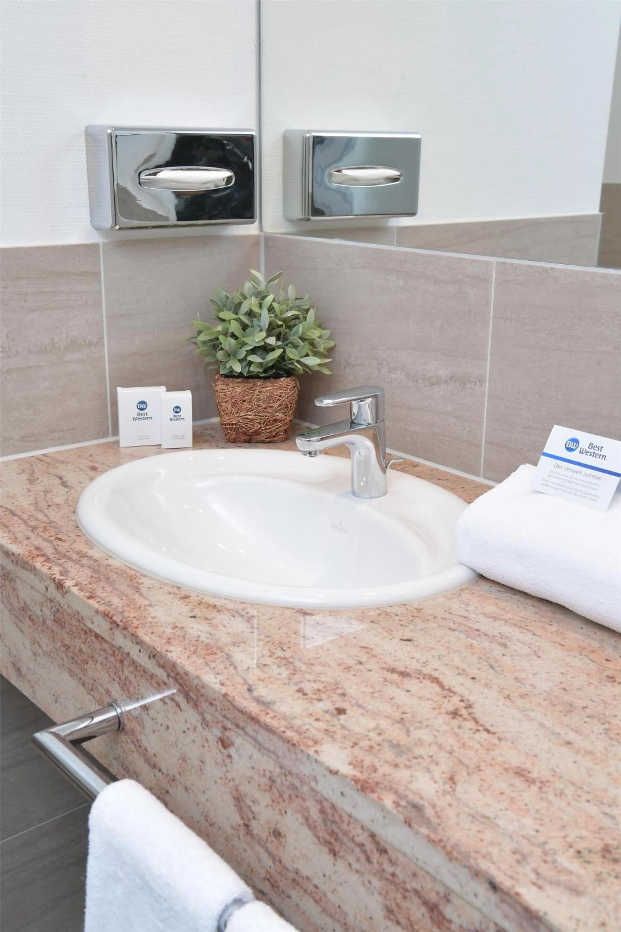 Bathroom in Best Western Queens Hotel Pforzheim-Niefern