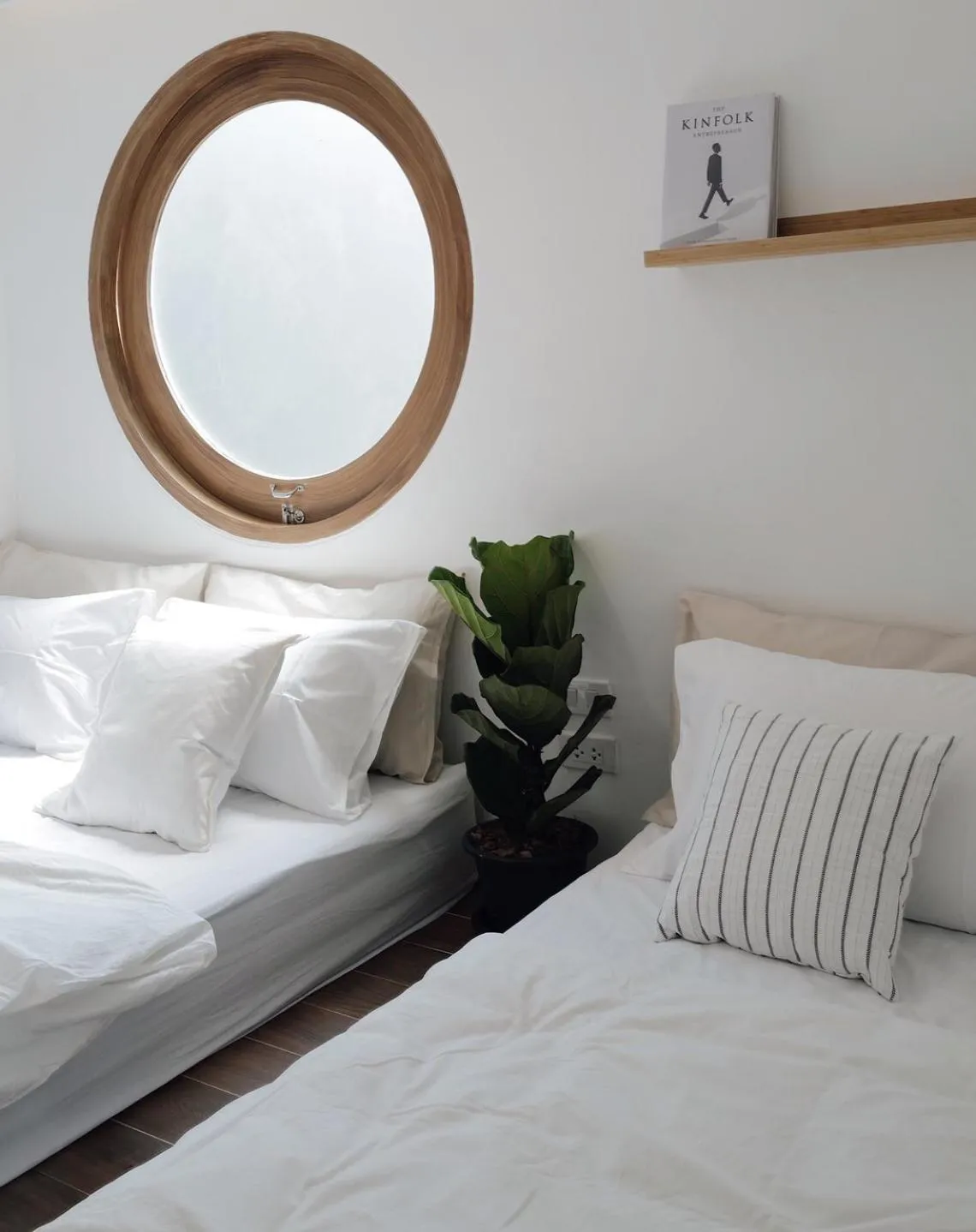 Photo of the whole room, Bed in Marlowe-Tony's home