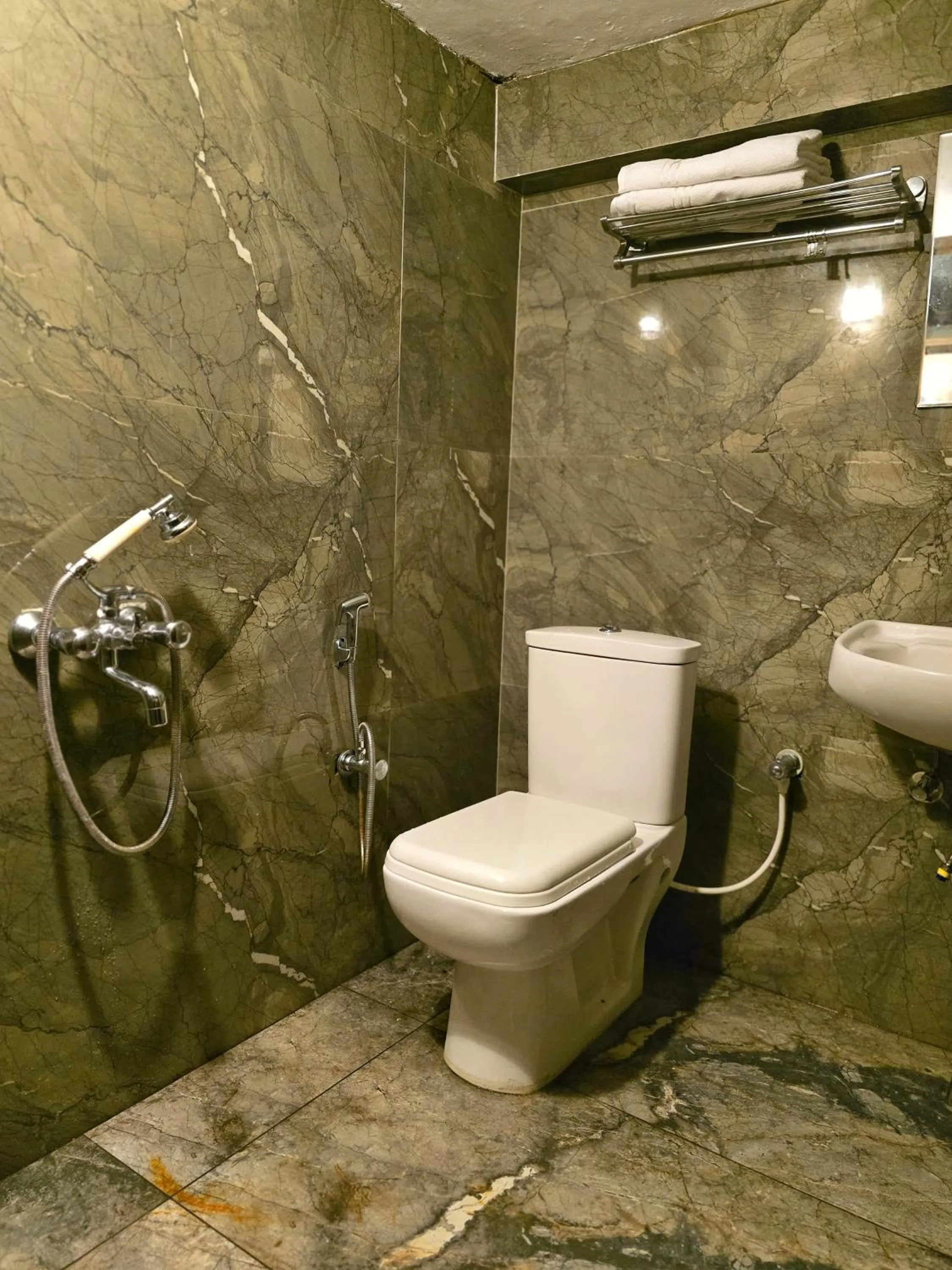 Bathroom in Biglaand Dew Castle