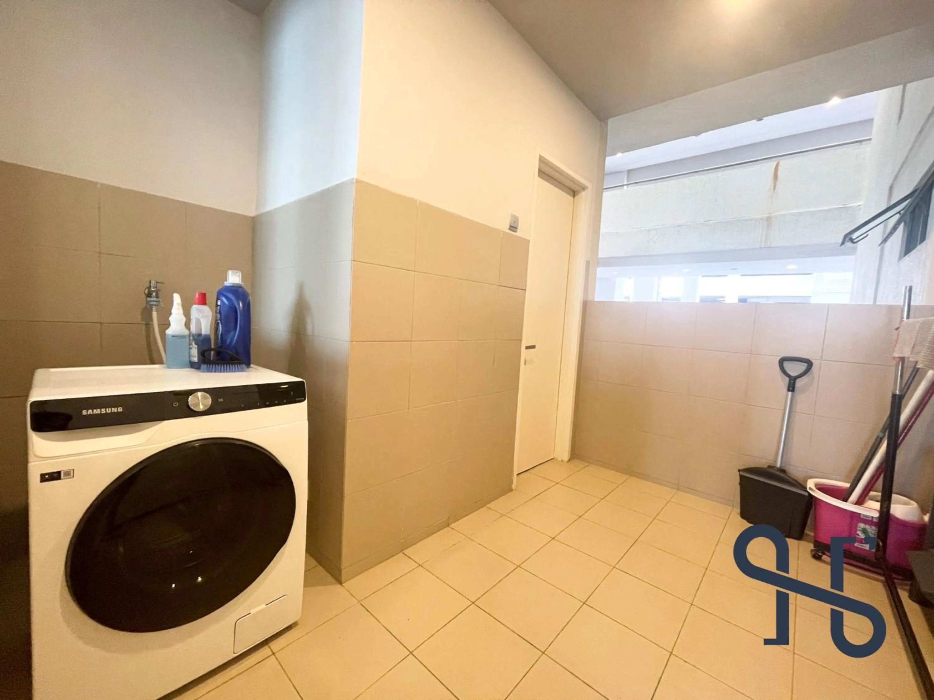 washing machine in Homesuite' Home at The Loft