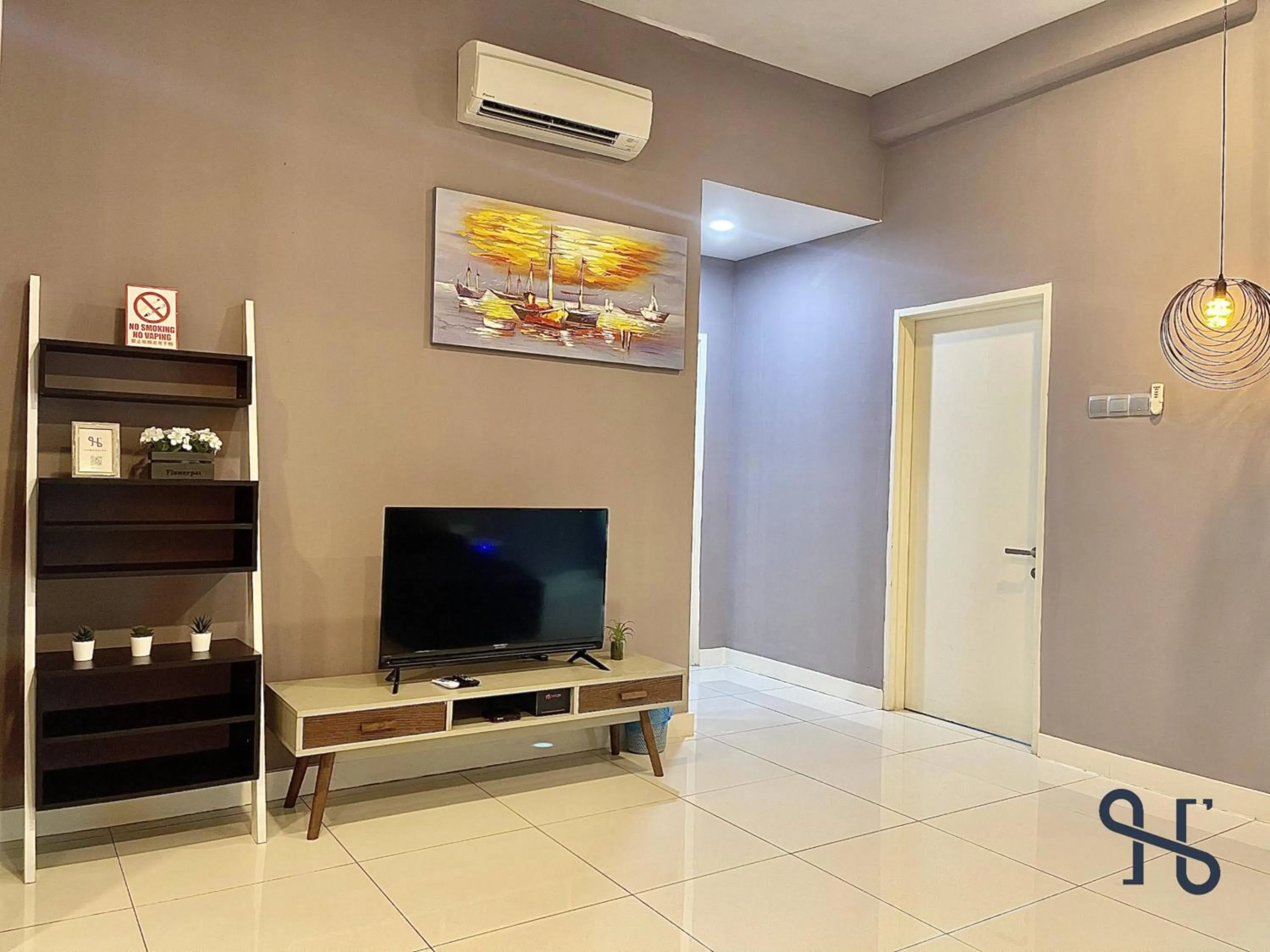 Communal lounge/ TV room in Homesuite' Home at The Loft