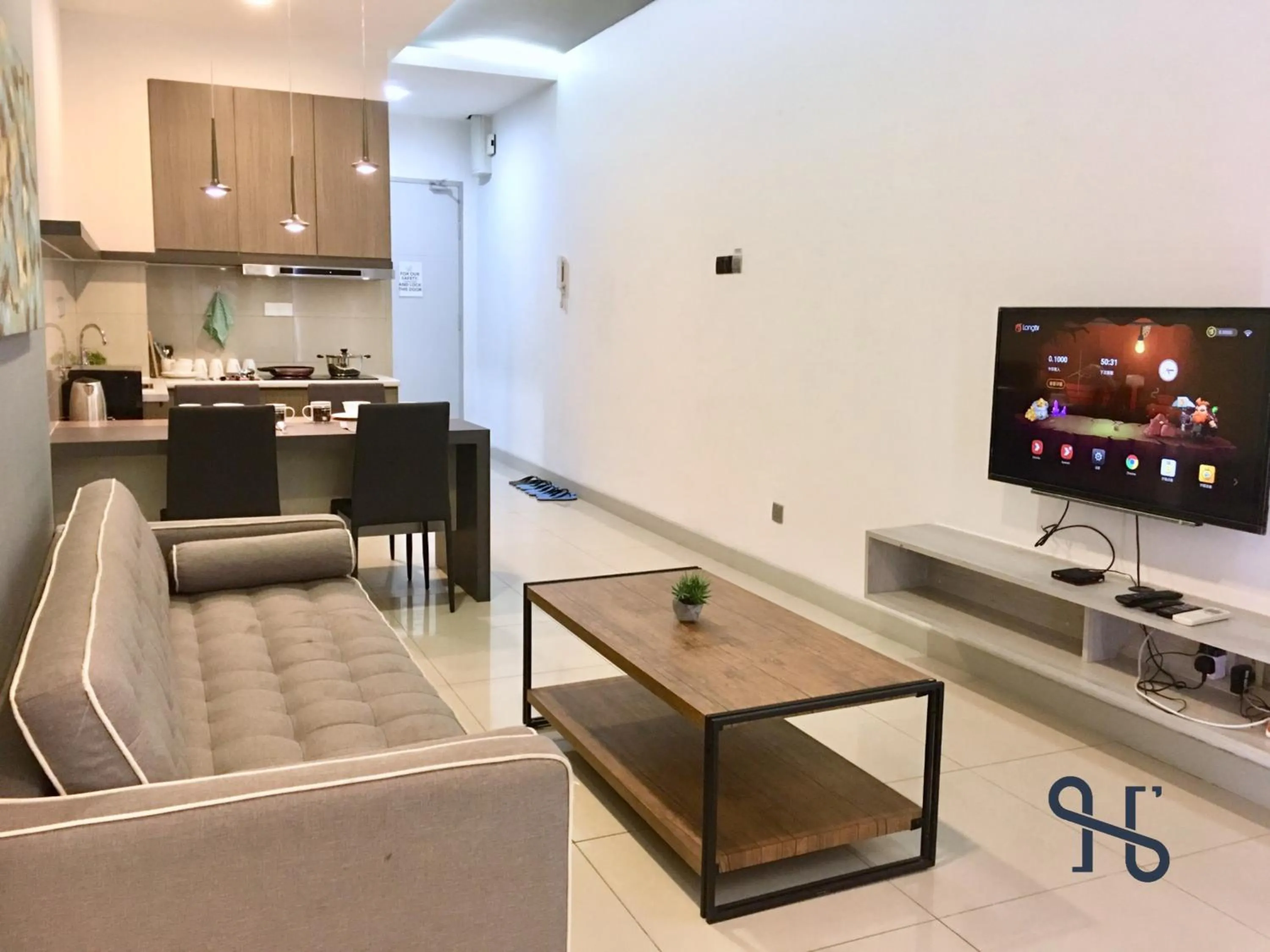 Communal lounge/ TV room in Homesuite' Home at The Loft