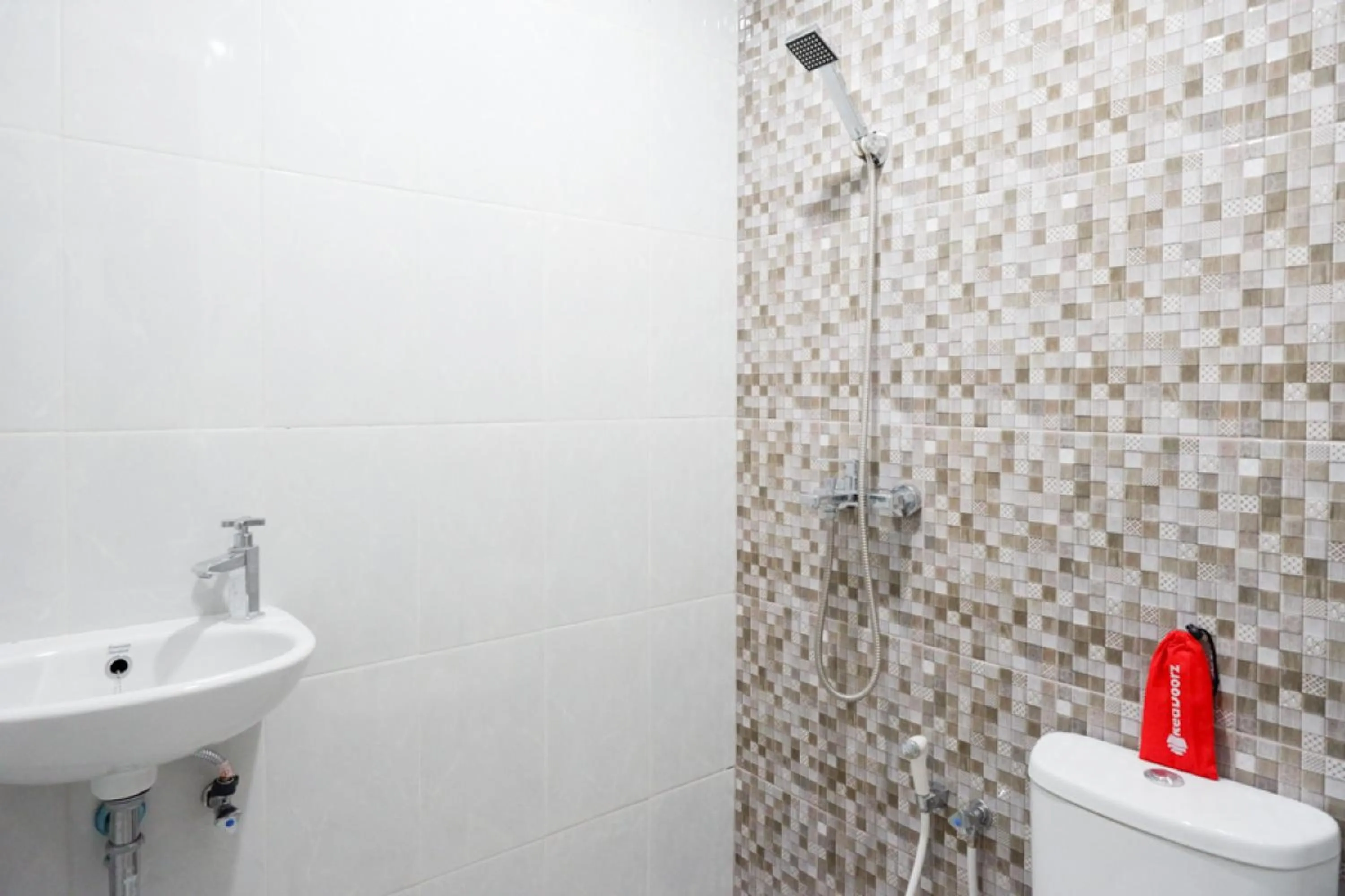 Bathroom in RedDoorz near Pacific Mall Tegal 2