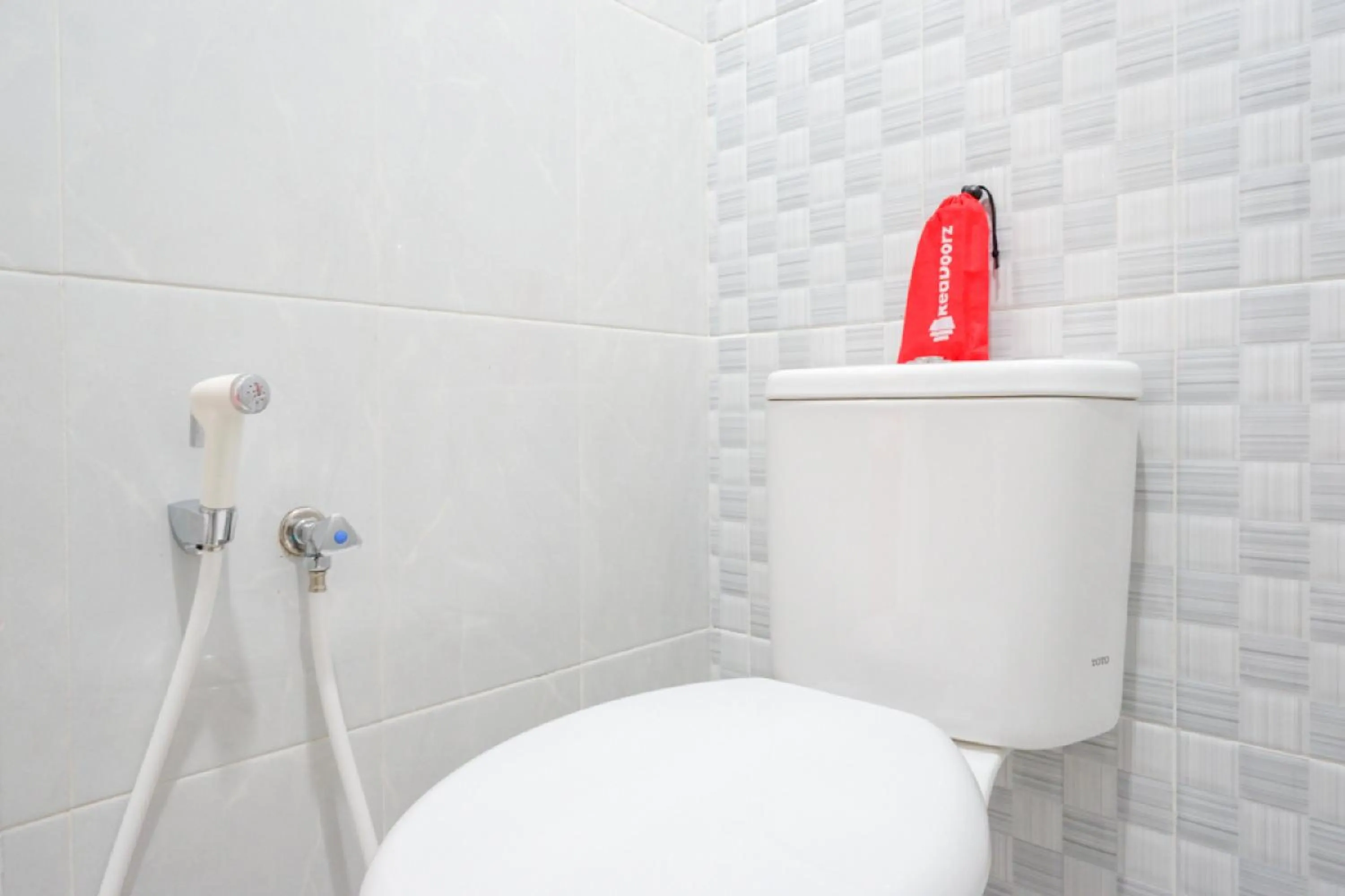 Bathroom in RedDoorz near Pacific Mall Tegal 2