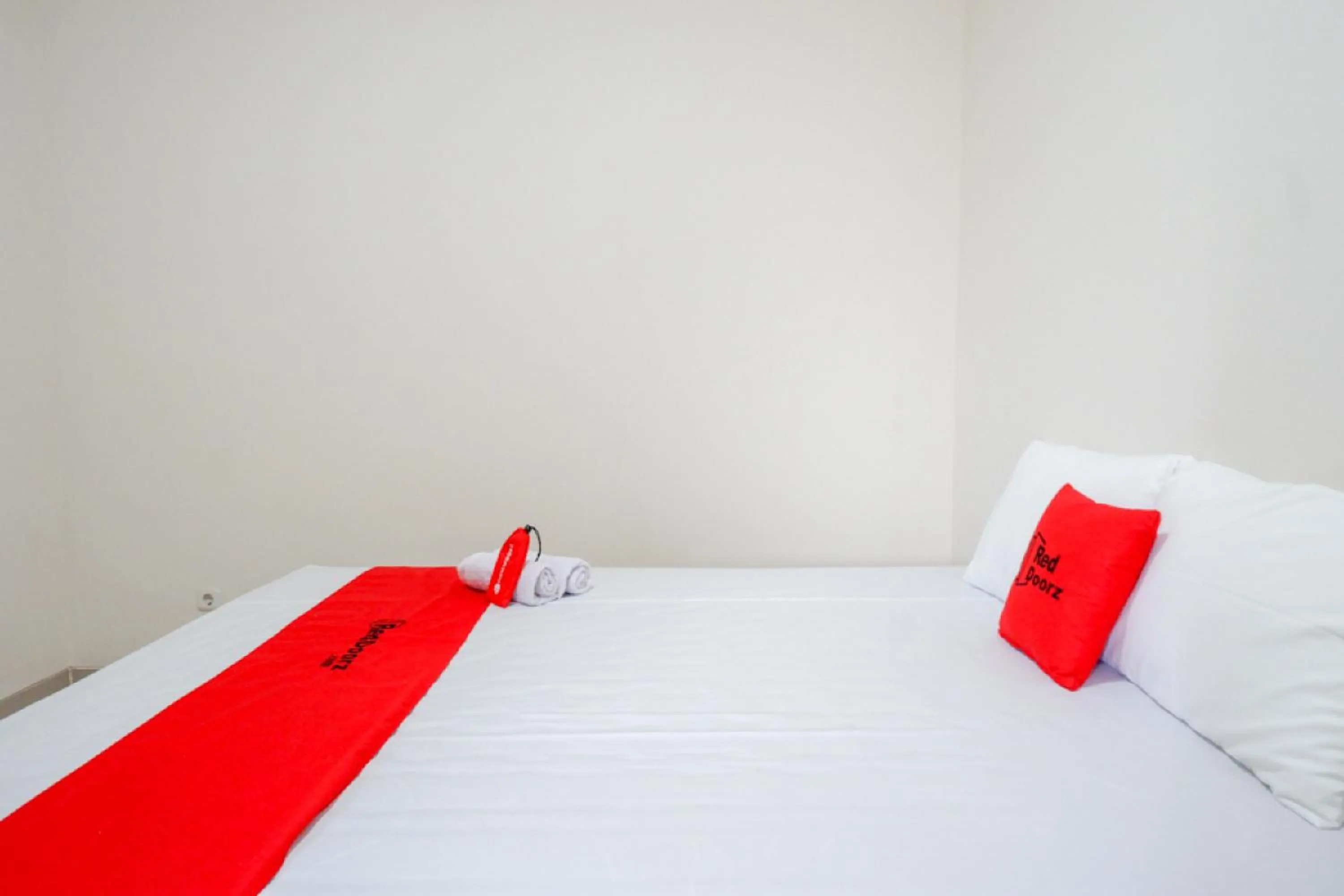 Bedroom, Bed in RedDoorz near Pacific Mall Tegal 2
