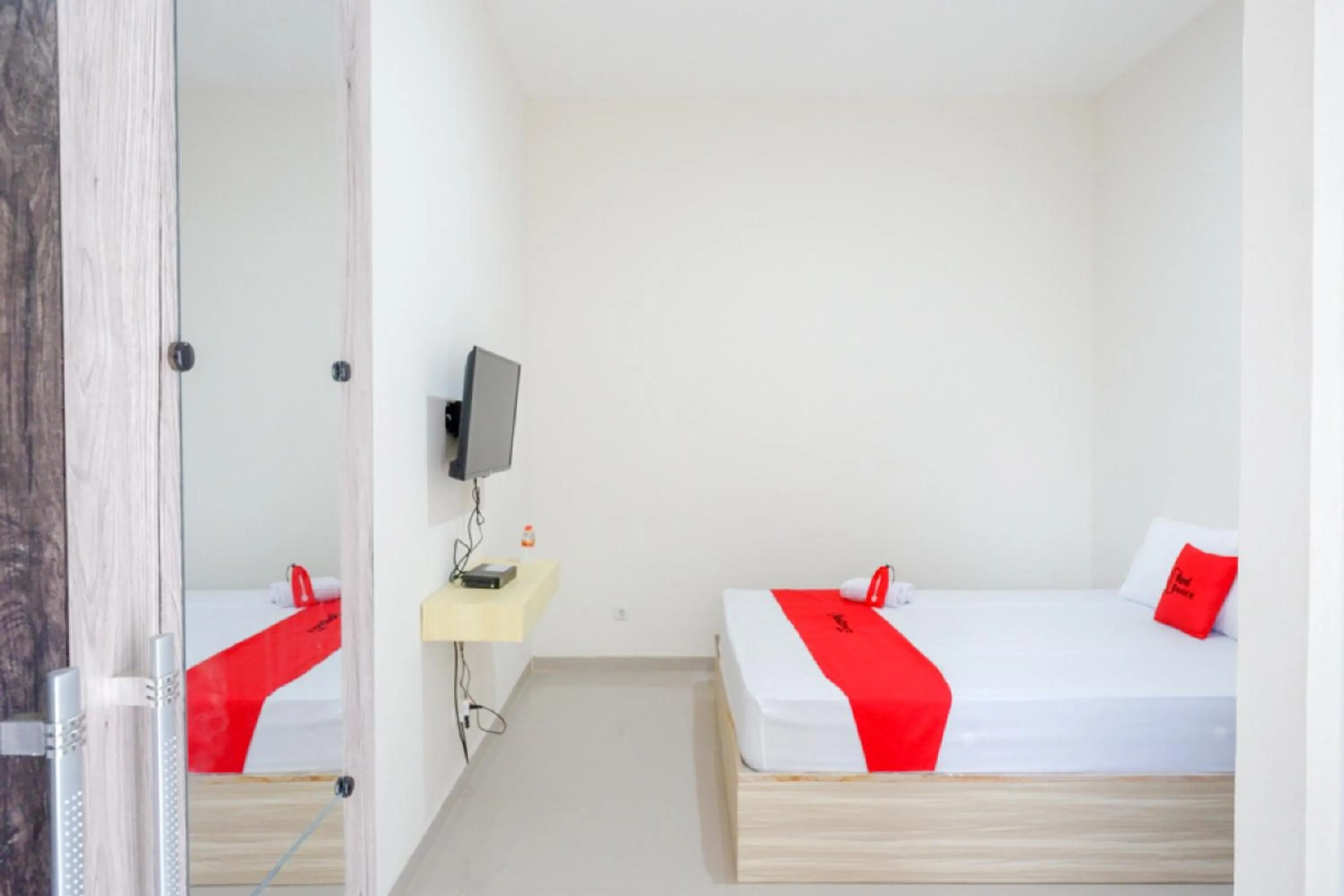 Bedroom, Bed in RedDoorz near Pacific Mall Tegal 2